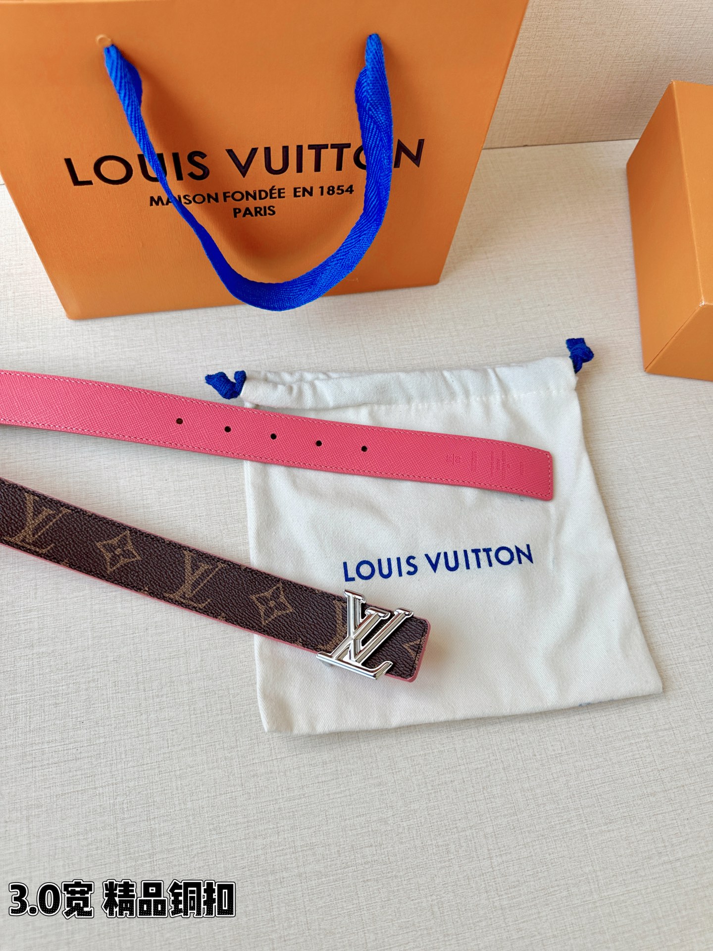 LV 3.0宽精品铜扣 经典老花腰带，Monogram涂层帆布耐磨耐看，立体LV字母扣金/银双色可选，反面黑/红/粉/枣