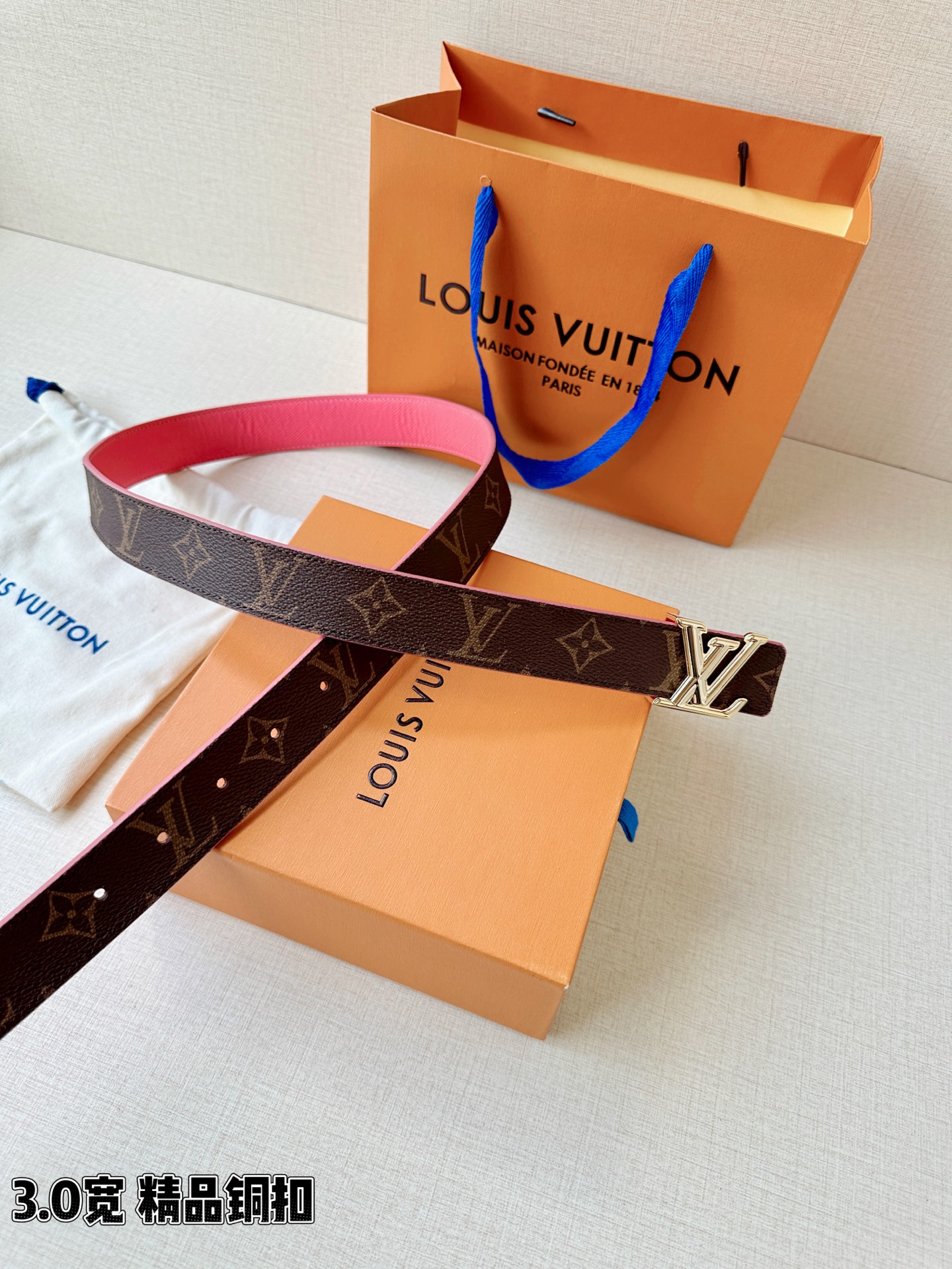 LV 3.0宽精品铜扣 经典老花腰带，Monogram涂层帆布耐磨耐看，立体LV字母扣金/银双色可选，反面黑/红/粉/枣