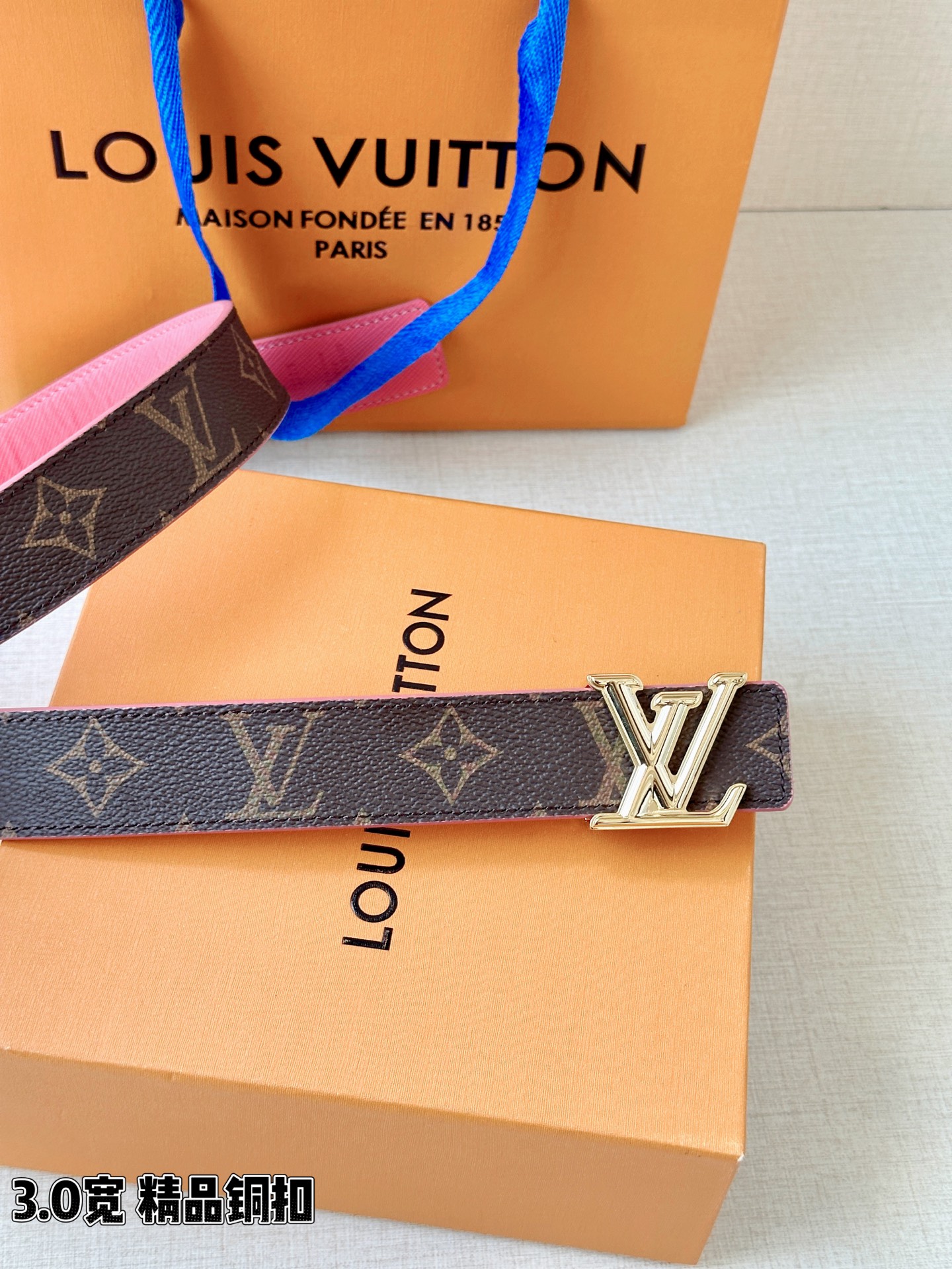 LV 3.0宽精品铜扣 经典老花腰带，Monogram涂层帆布耐磨耐看，立体LV字母扣金/银双色可选，反面黑/红/粉/枣