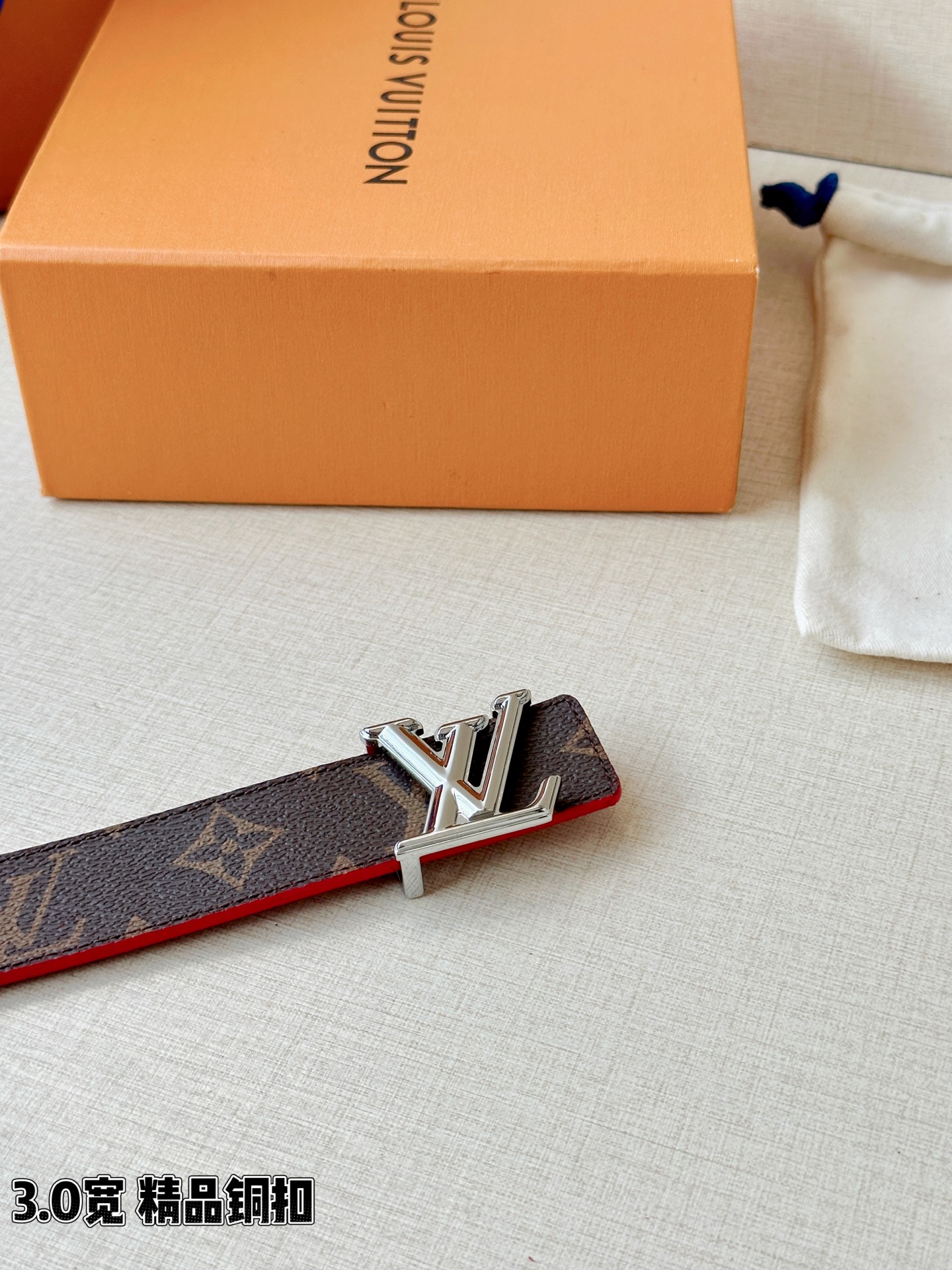 LV 3.0宽精品铜扣 经典老花腰带，Monogram涂层帆布耐磨耐看，立体LV字母扣金/银双色可选，反面黑/红/粉/枣