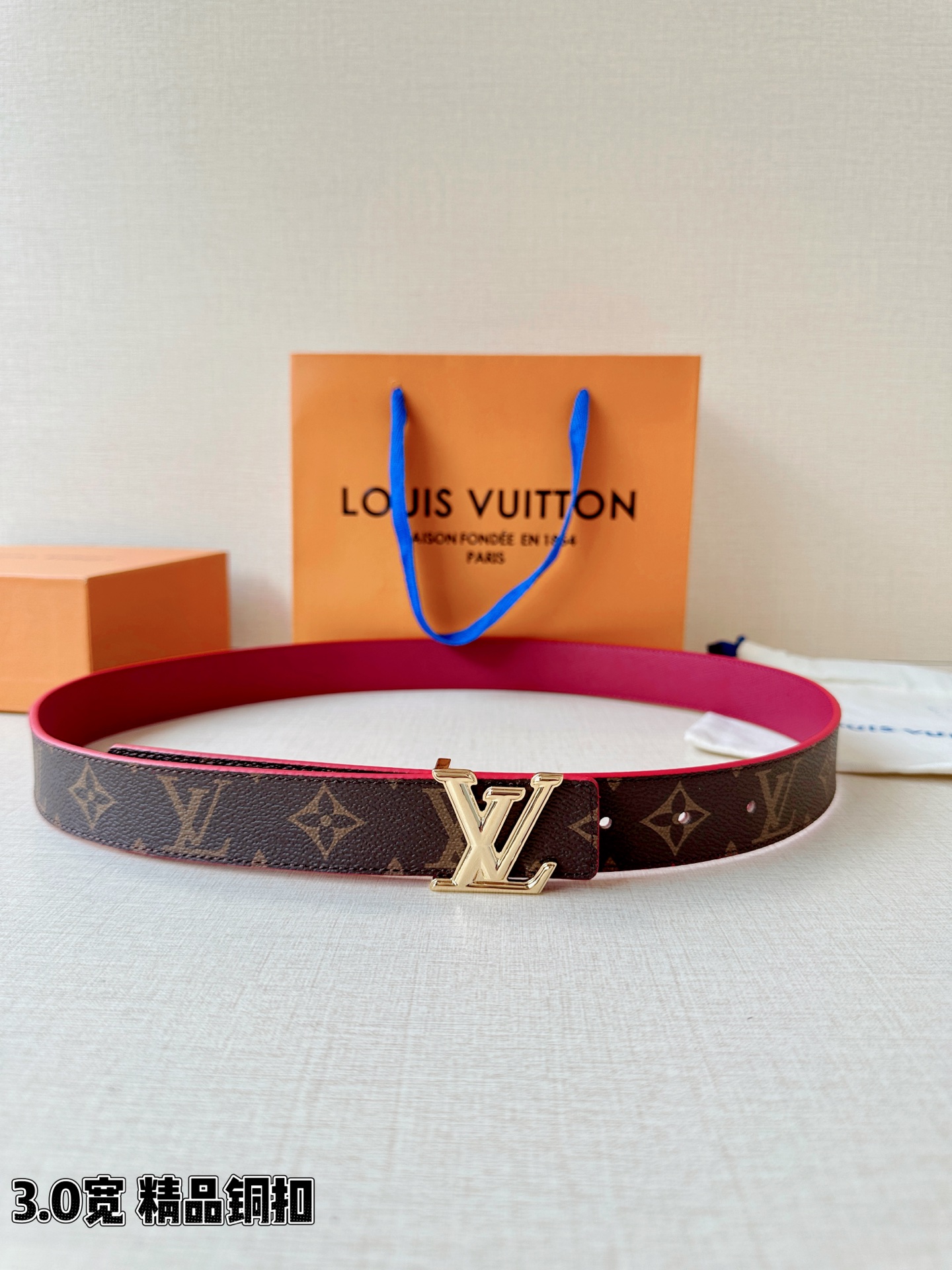 LV 3.0宽精品铜扣 经典老花腰带，Monogram涂层帆布耐磨耐看，立体LV字母扣金/银双色可选，反面黑/红/粉/枣