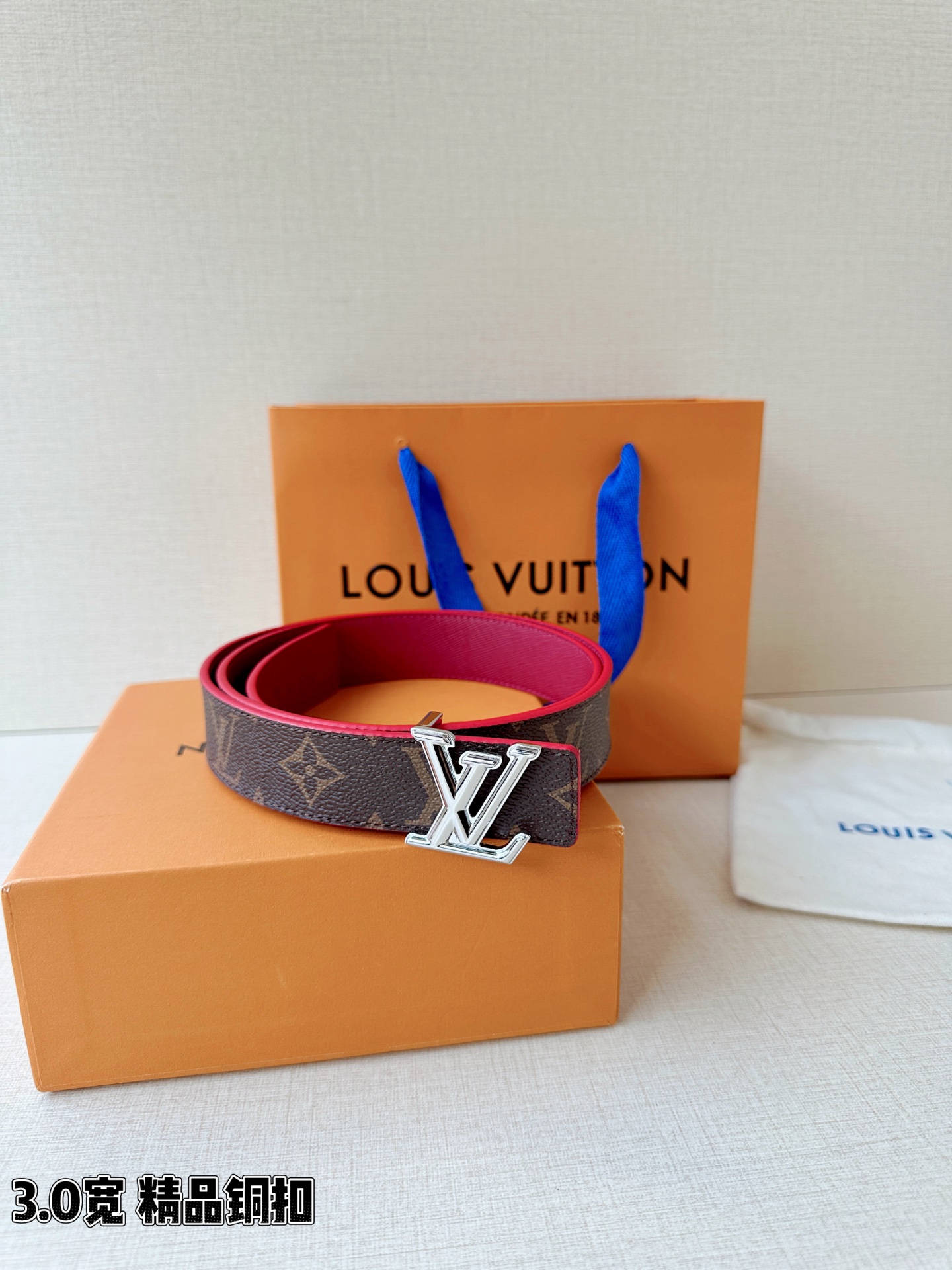 LV 3.0宽精品铜扣 经典老花腰带，Monogram涂层帆布耐磨耐看，立体LV字母扣金/银双色可选，反面黑/红/粉/枣