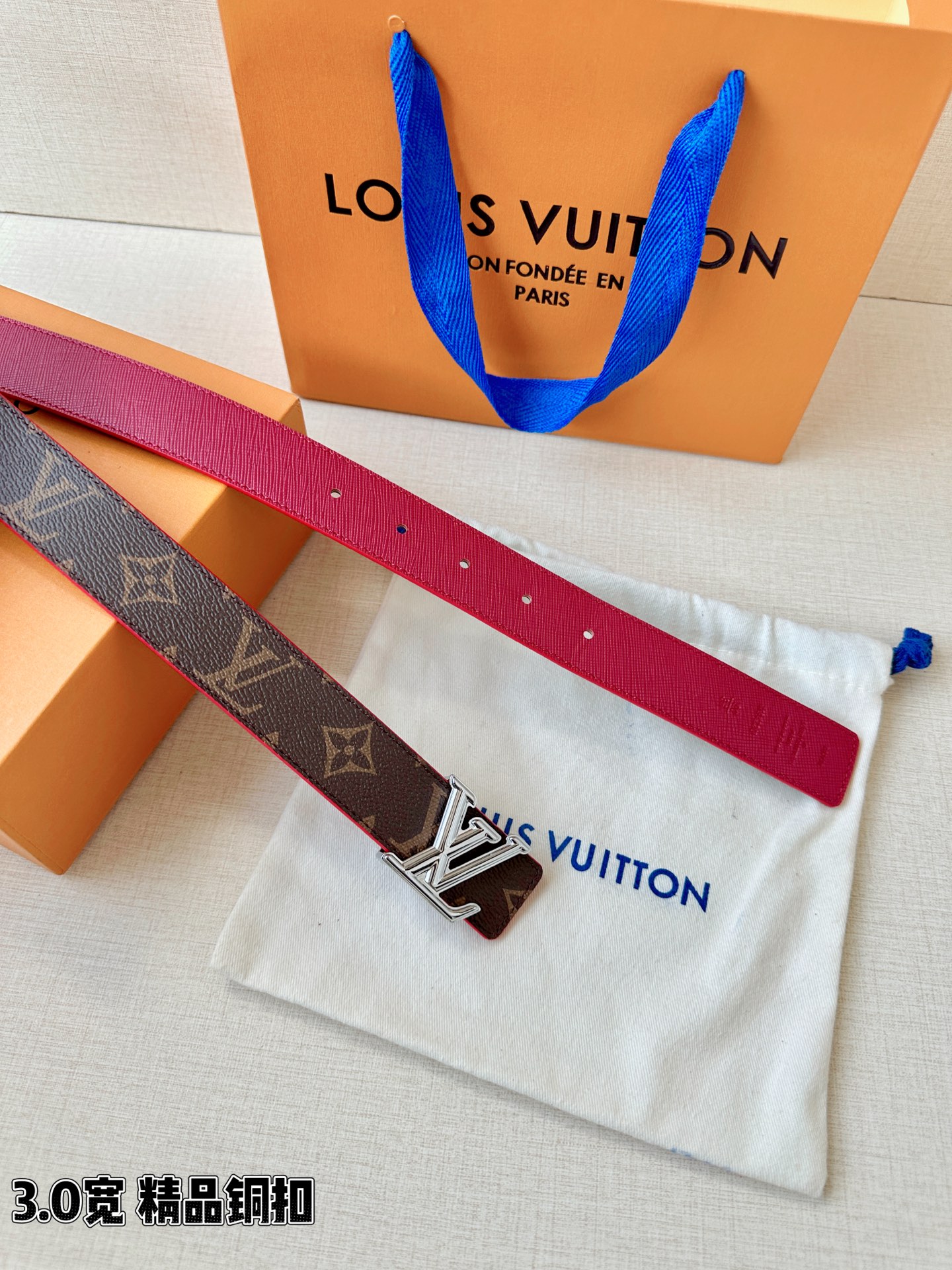 LV 3.0宽精品铜扣 经典老花腰带，Monogram涂层帆布耐磨耐看，立体LV字母扣金/银双色可选，反面黑/红/粉/枣