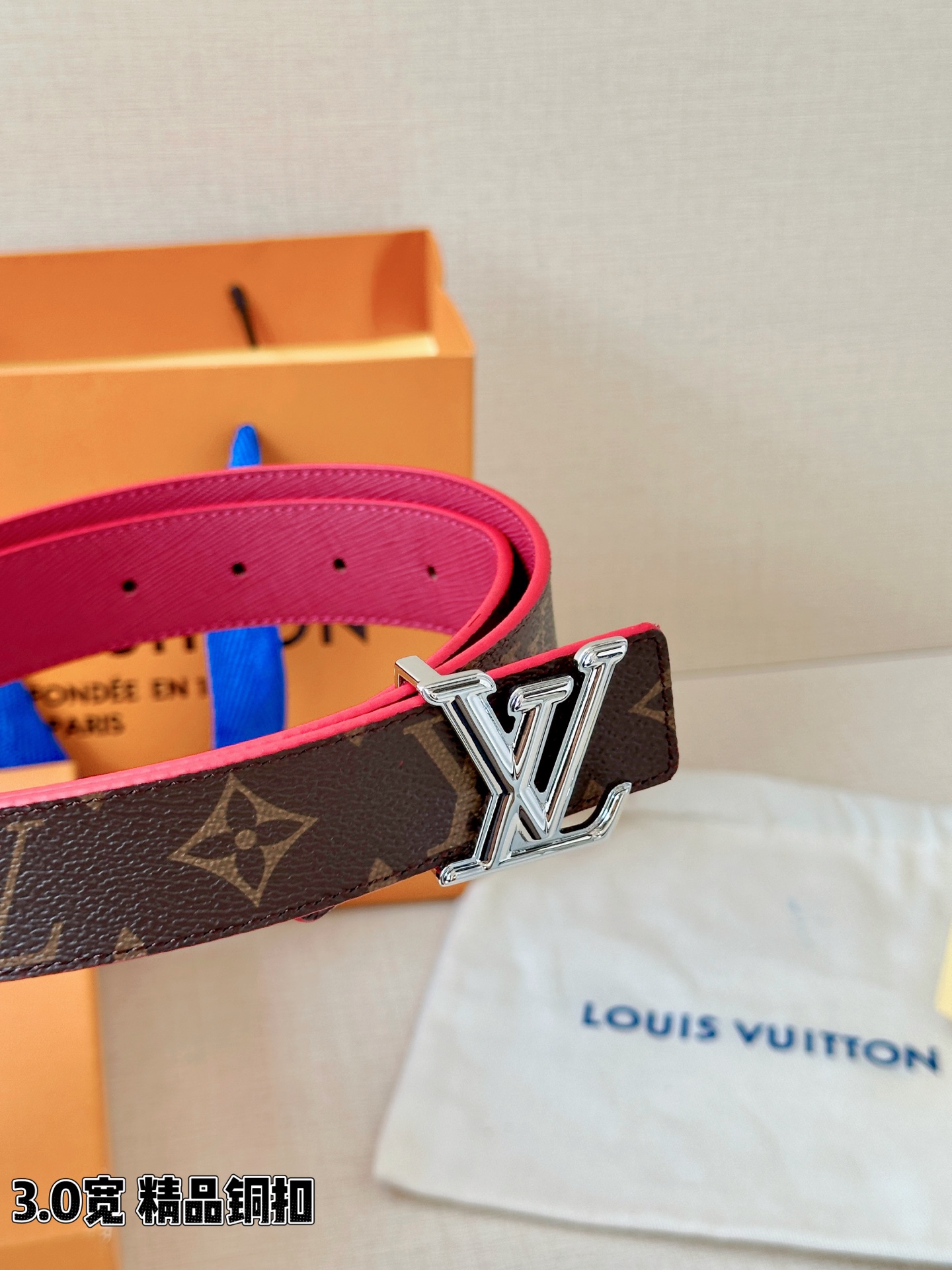 LV 3.0宽精品铜扣 经典老花腰带，Monogram涂层帆布耐磨耐看，立体LV字母扣金/银双色可选，反面黑/红/粉/枣