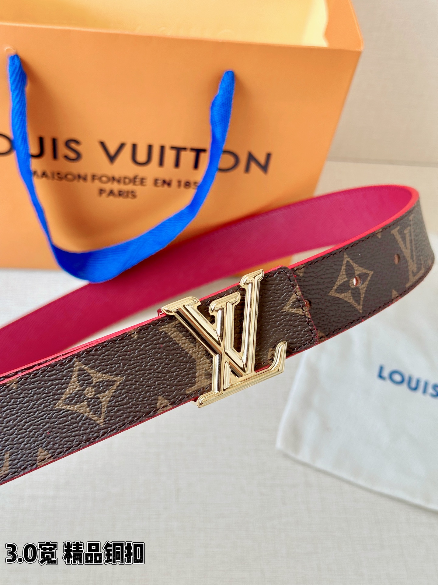 LV 3.0宽精品铜扣 经典老花腰带，Monogram涂层帆布耐磨耐看，立体LV字母扣金/银双色可选，反面黑/红/粉/枣