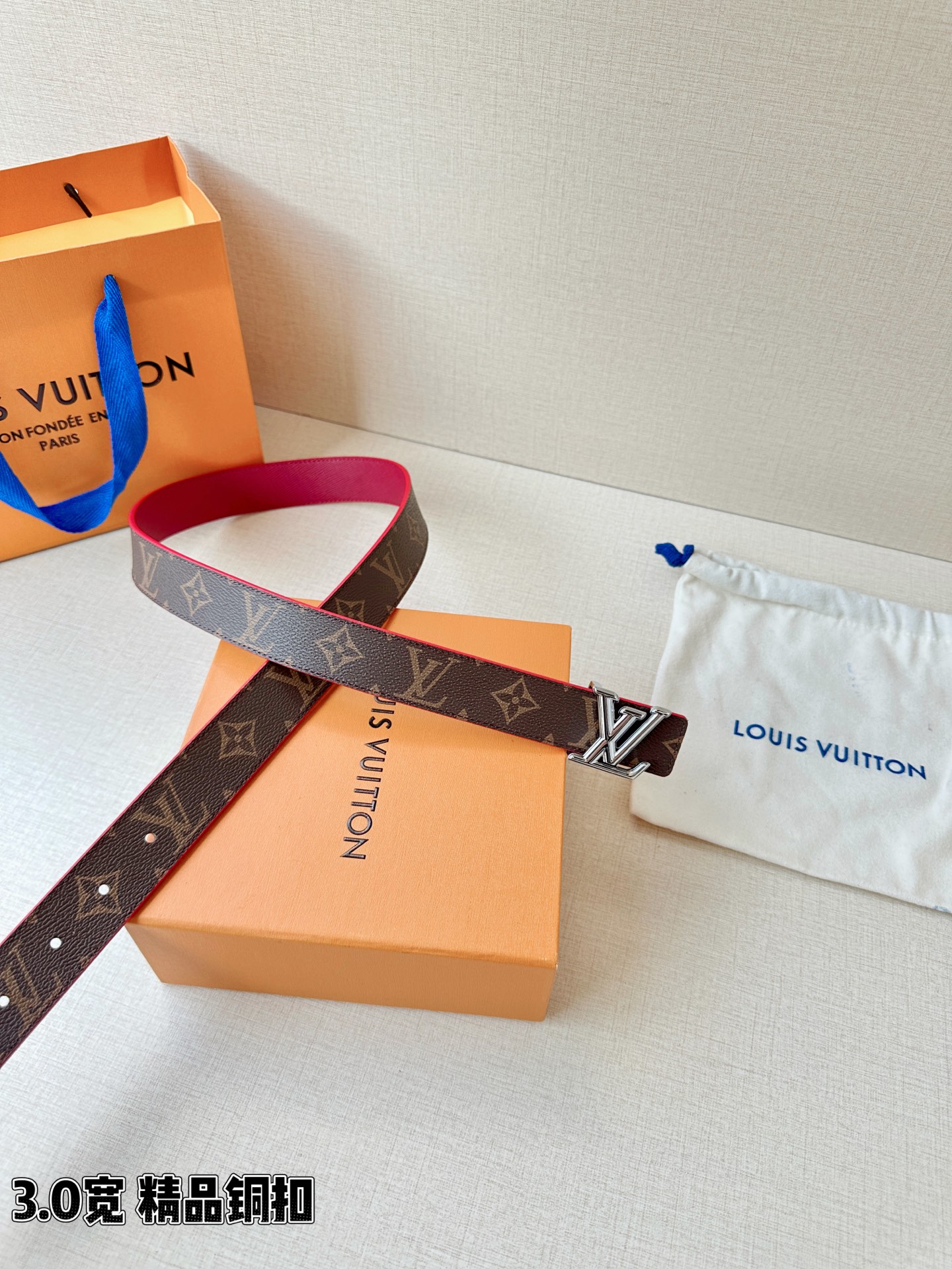 LV 3.0宽精品铜扣 经典老花腰带，Monogram涂层帆布耐磨耐看，立体LV字母扣金/银双色可选，反面黑/红/粉/枣