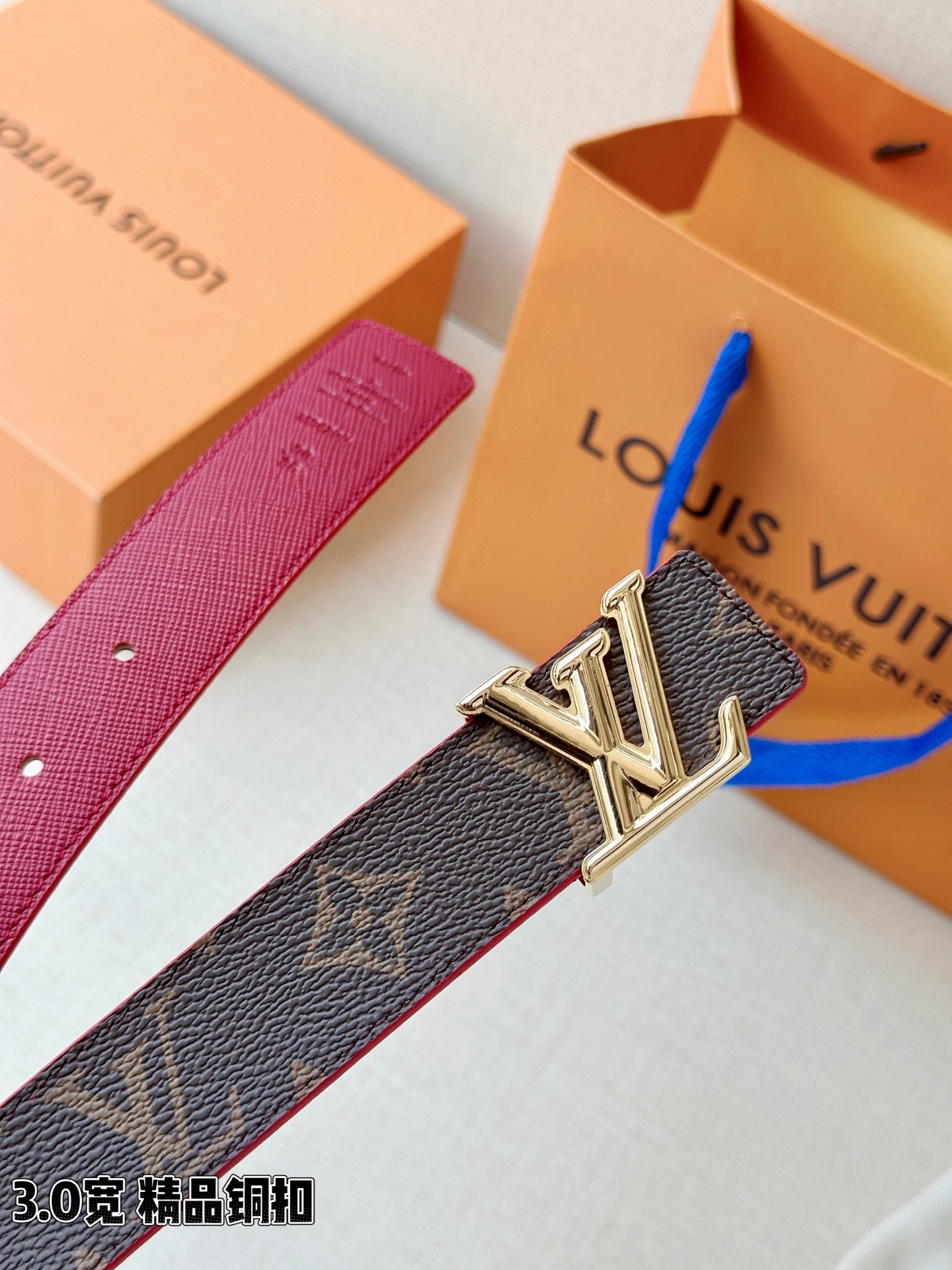 LV 3.0宽精品铜扣 经典老花腰带，Monogram涂层帆布耐磨耐看，立体LV字母扣金/银双色可选，反面黑/红/粉/枣