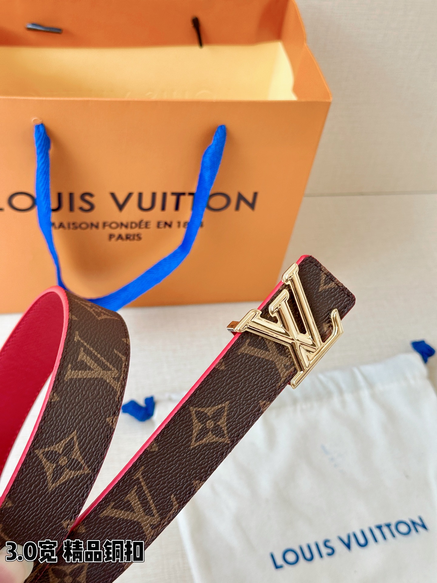 LV 3.0宽精品铜扣 经典老花腰带，Monogram涂层帆布耐磨耐看，立体LV字母扣金/银双色可选，反面黑/红/粉/枣