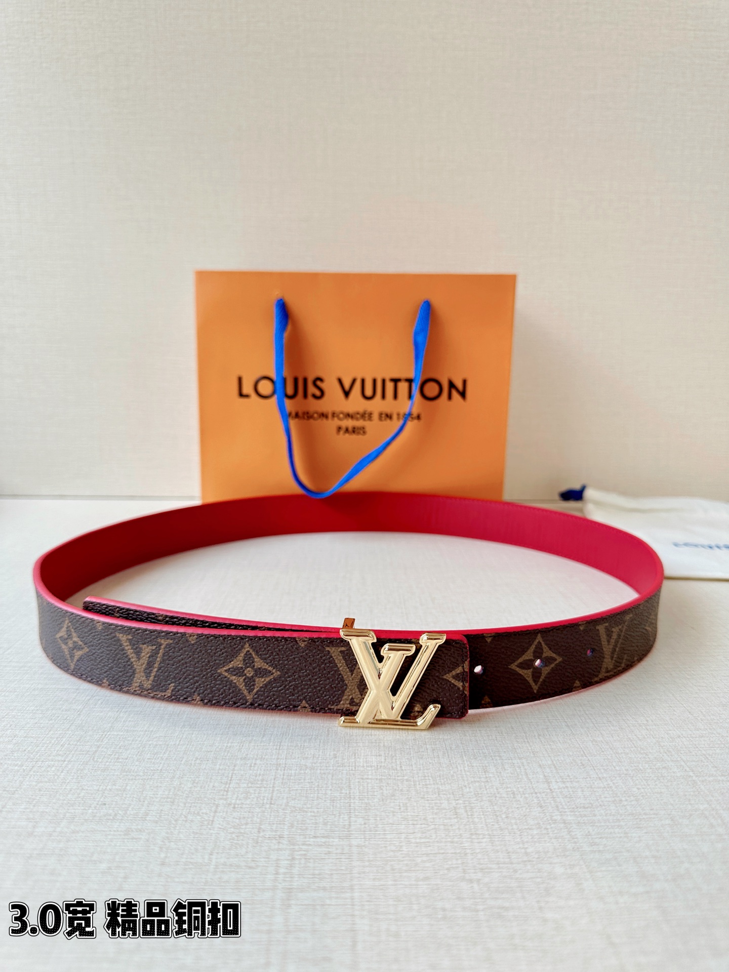 LV 3.0宽精品铜扣 经典老花腰带，Monogram涂层帆布耐磨耐看，立体LV字母扣金/银双色可选，反面黑/红/粉/枣