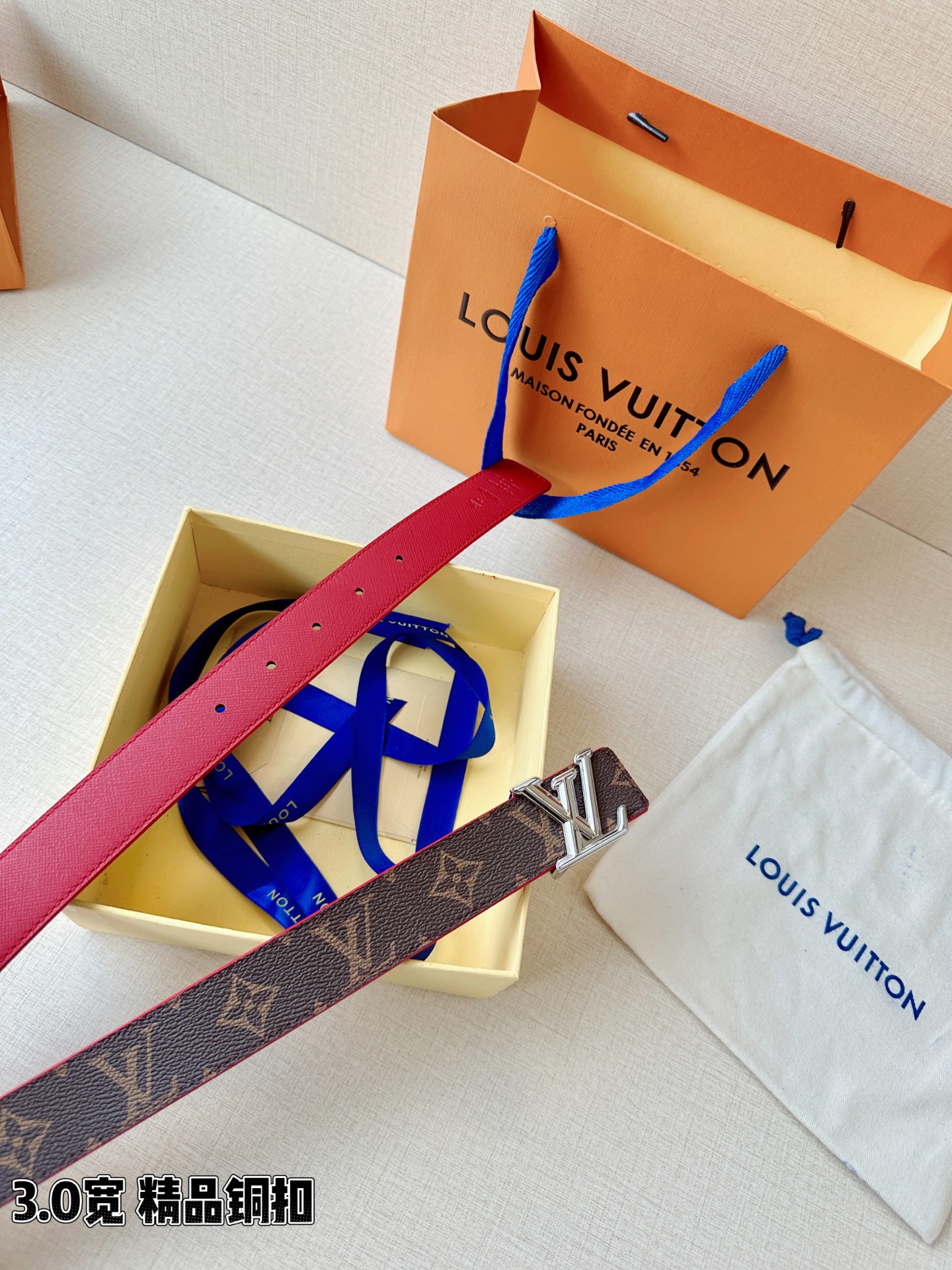 LV 3.0宽精品铜扣 经典老花腰带，Monogram涂层帆布耐磨耐看，立体LV字母扣金/银双色可选，反面黑/红/粉/枣