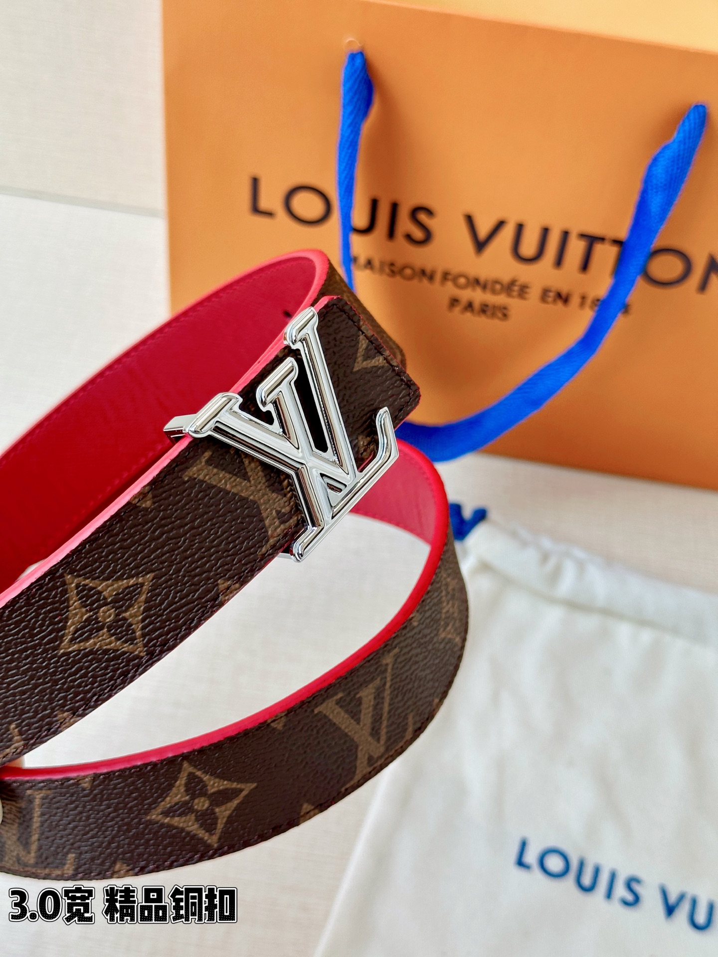 LV 3.0宽精品铜扣 经典老花腰带，Monogram涂层帆布耐磨耐看，立体LV字母扣金/银双色可选，反面黑/红/粉/枣