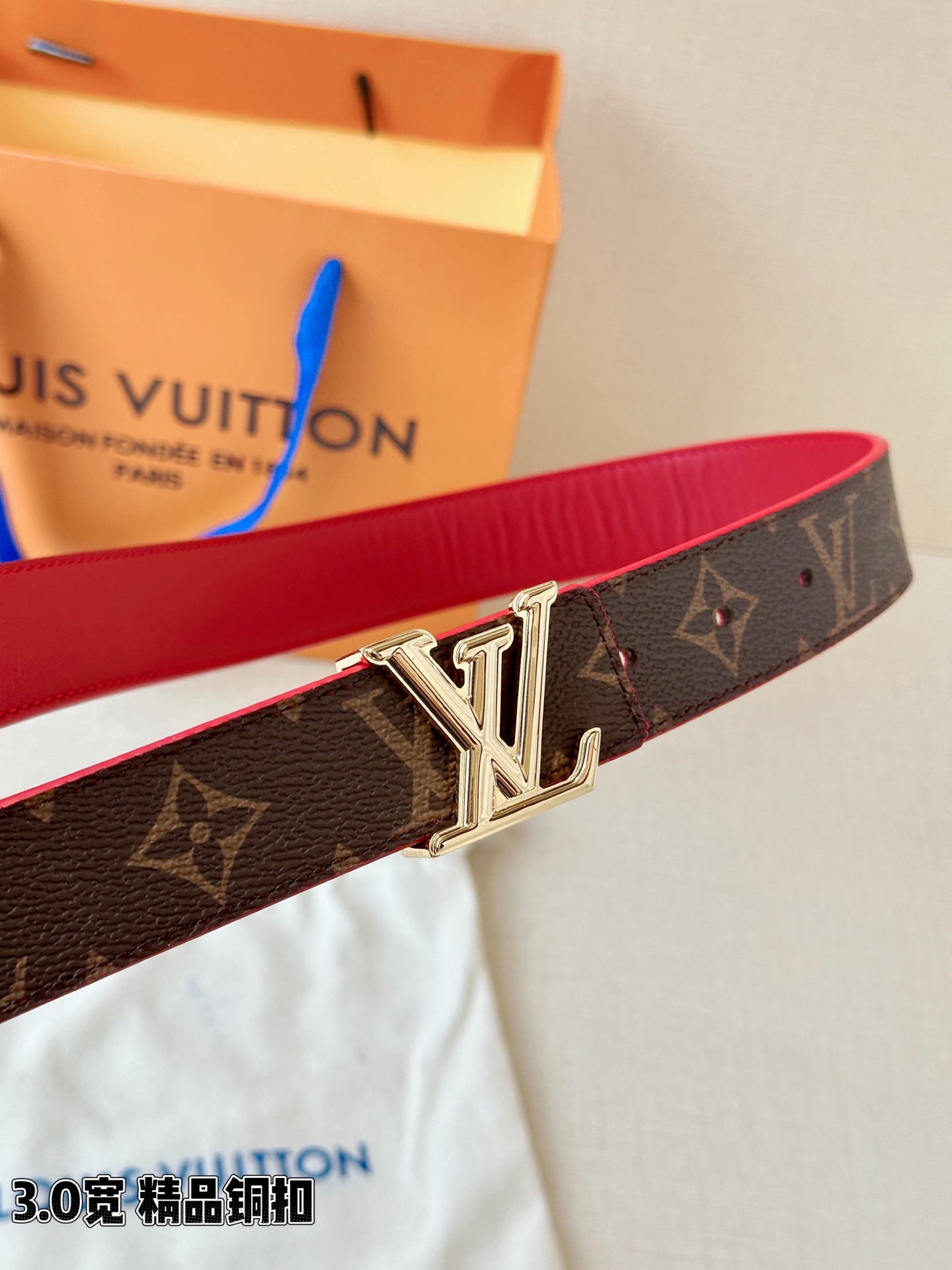 LV 3.0宽精品铜扣 经典老花腰带，Monogram涂层帆布耐磨耐看，立体LV字母扣金/银双色可选，反面黑/红/粉/枣