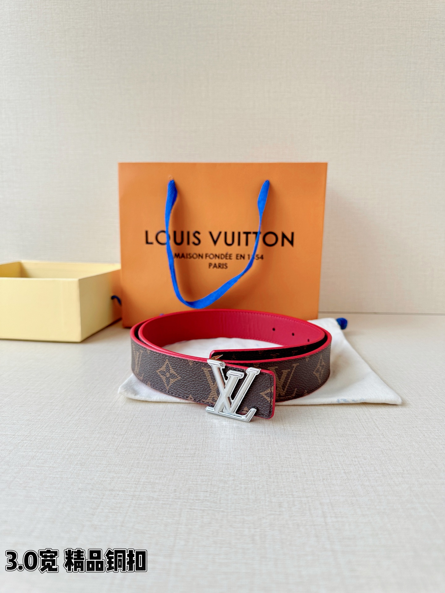 LV 3.0宽精品铜扣 经典老花腰带，Monogram涂层帆布耐磨耐看，立体LV字母扣金/银双色可选，反面黑/红/粉/枣