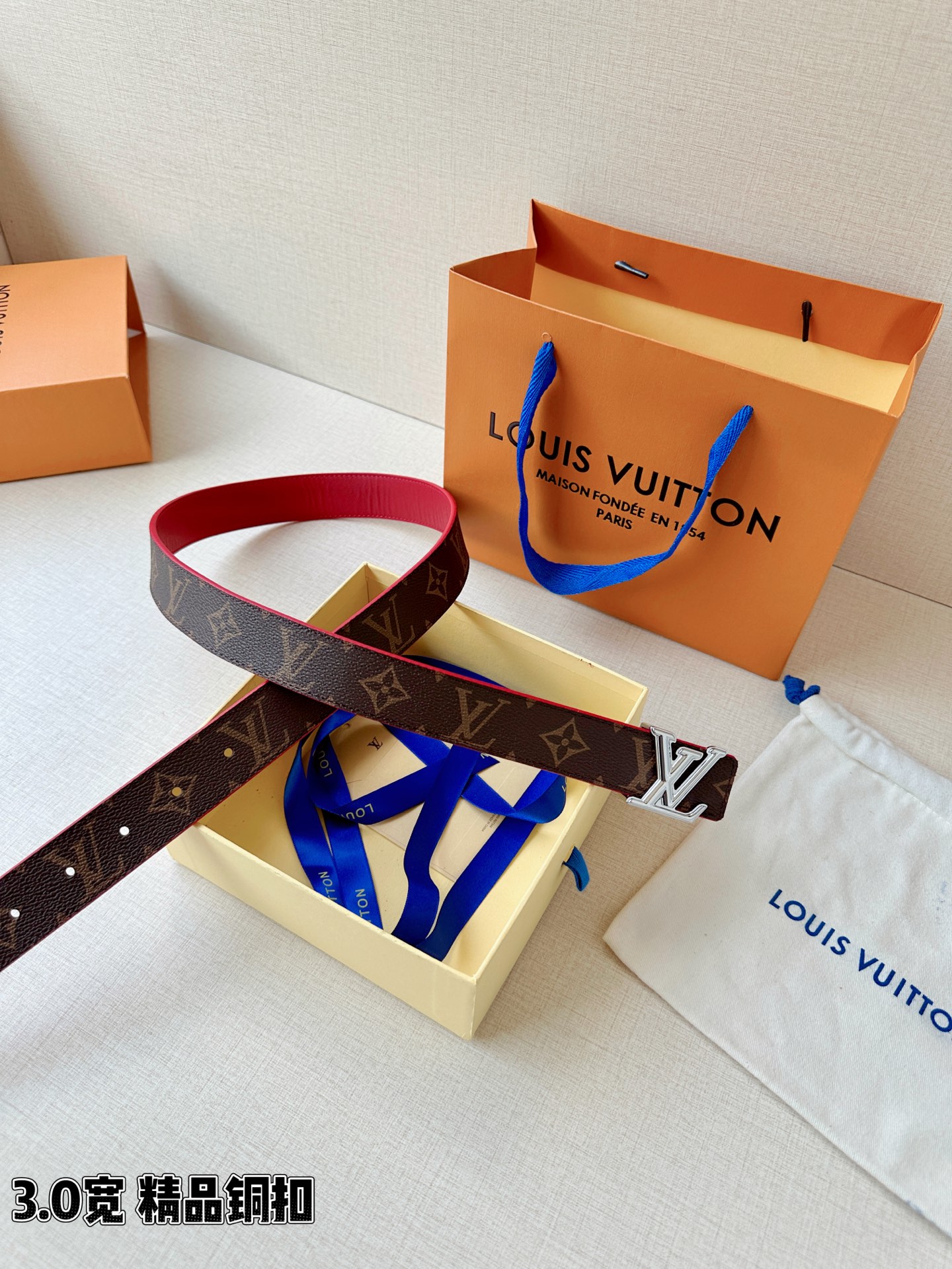 LV 3.0宽精品铜扣 经典老花腰带，Monogram涂层帆布耐磨耐看，立体LV字母扣金/银双色可选，反面黑/红/粉/枣