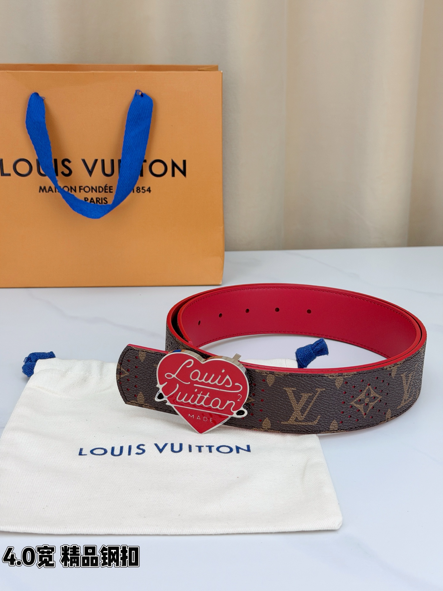 LV 4.0宽精品钢扣 红心扣穿孔老花腰带，Monogram涂层帆布打孔工艺透气别致，爱心造型手写Louis Vuitt