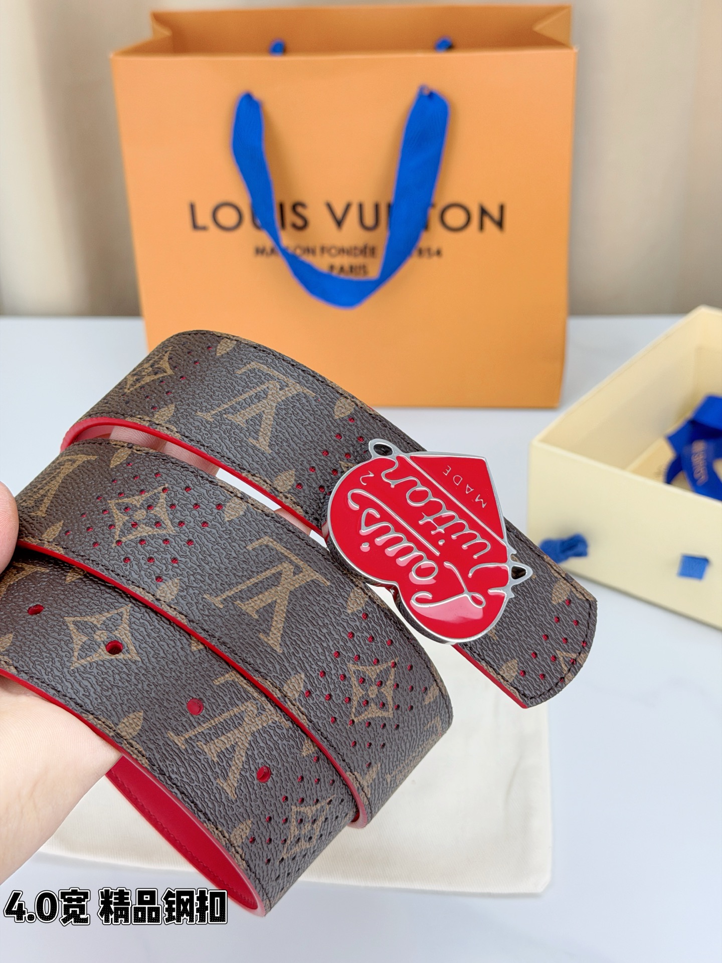 LV 4.0宽精品钢扣 红心扣穿孔老花腰带，Monogram涂层帆布打孔工艺透气别致，爱心造型手写Louis Vuitt