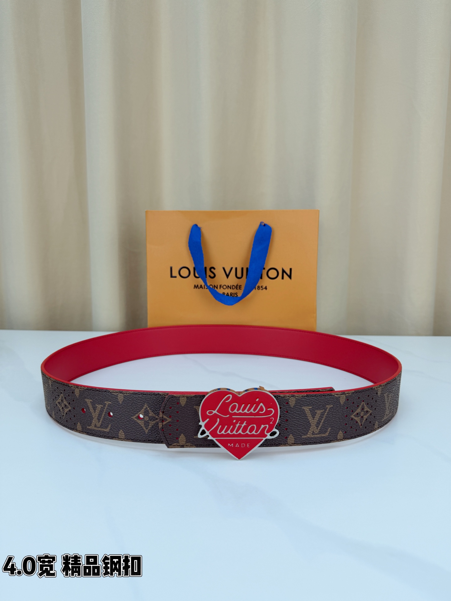 LV 4.0宽精品钢扣 红心扣穿孔老花腰带，Monogram涂层帆布打孔工艺透气别致，爱心造型手写Louis Vuitt