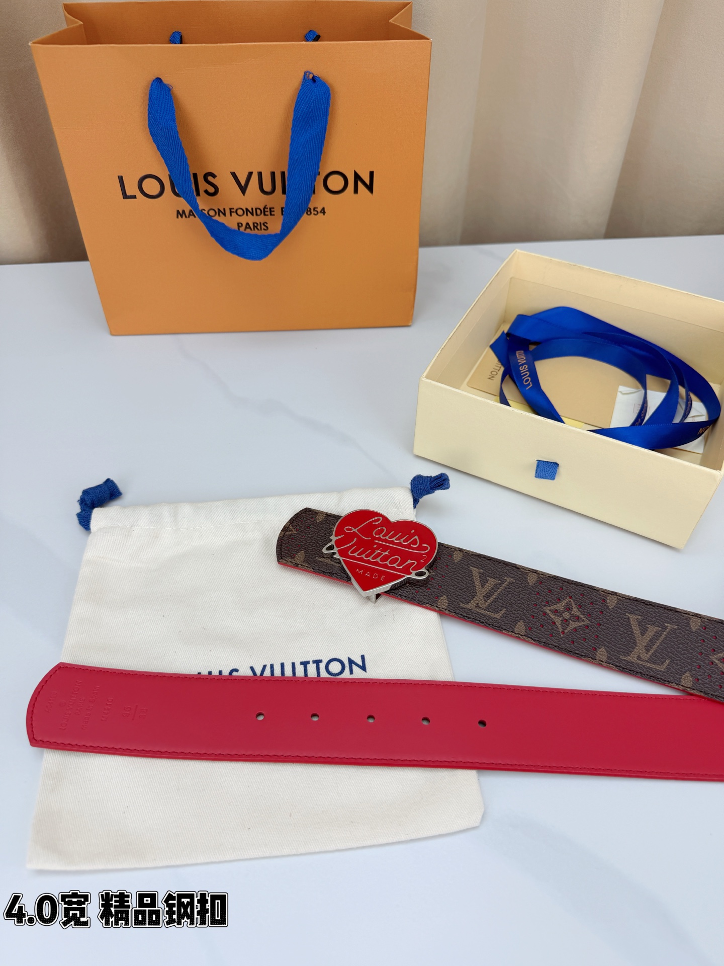 LV 4.0宽精品钢扣 红心扣穿孔老花腰带，Monogram涂层帆布打孔工艺透气别致，爱心造型手写Louis Vuitt