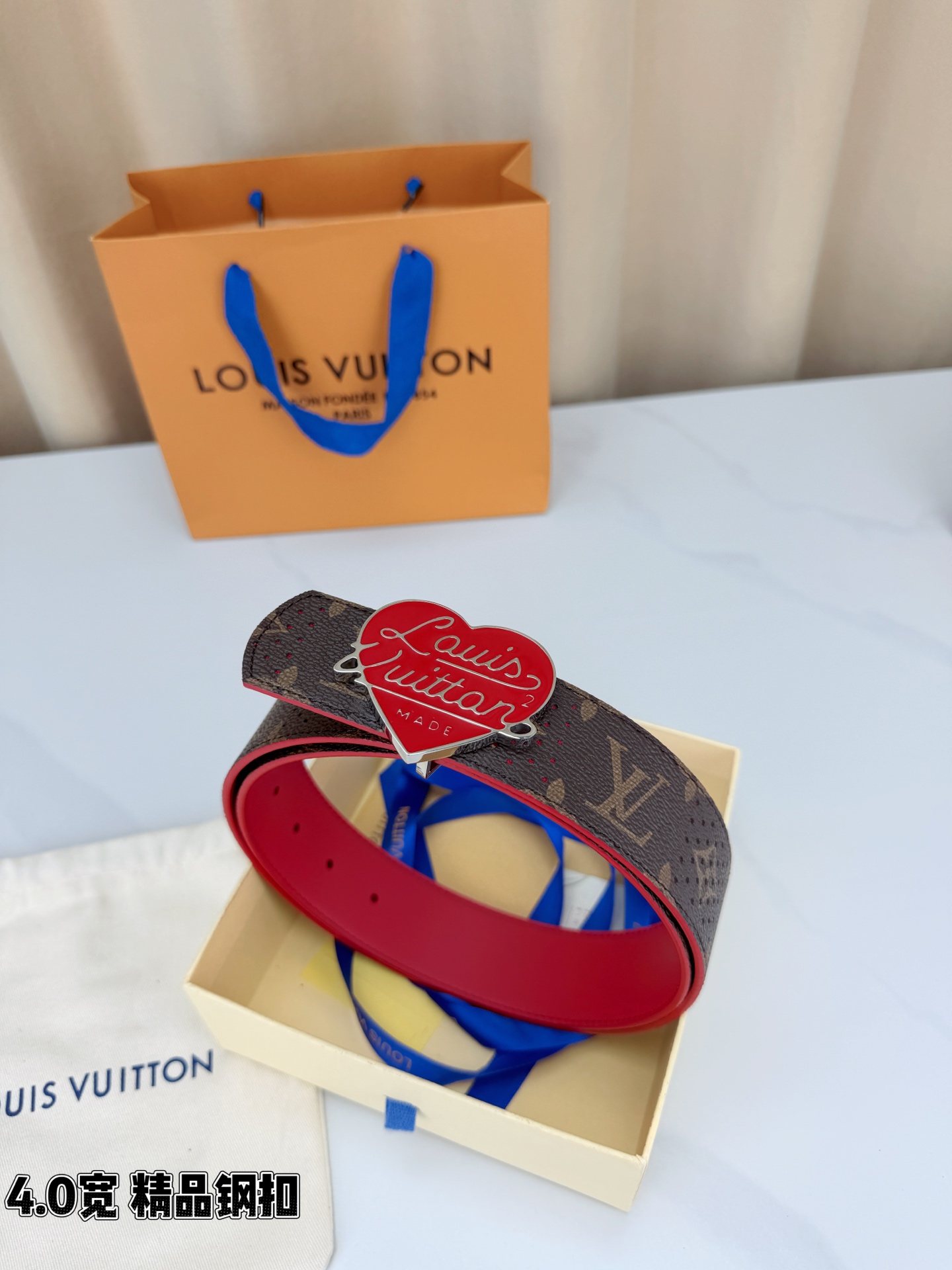 LV 4.0宽精品钢扣 红心扣穿孔老花腰带，Monogram涂层帆布打孔工艺透气别致，爱心造型手写Louis Vuitt