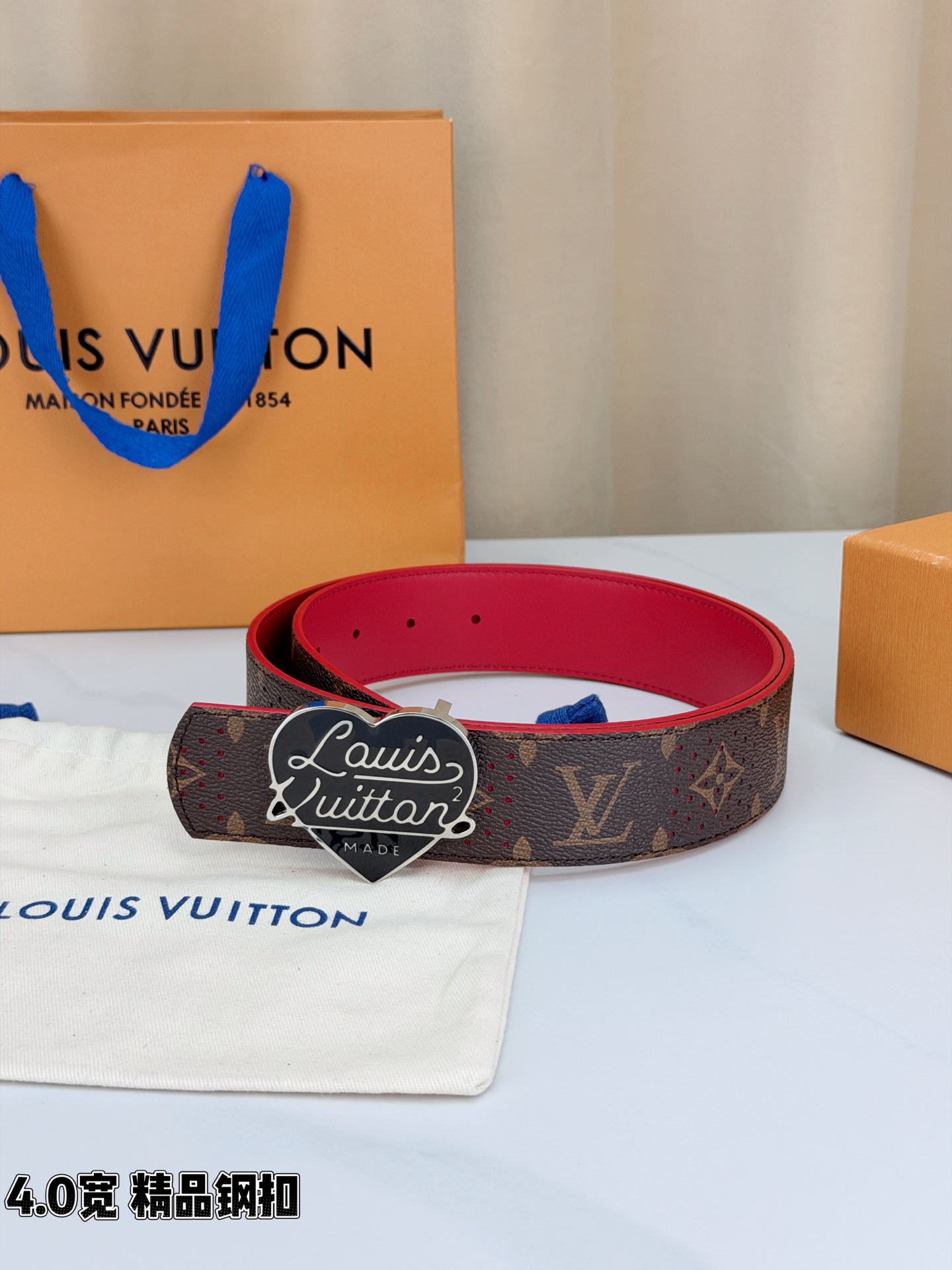 LV 4.0宽精品钢扣 黑爱心扣穿孔老花腰带，Monogram涂层帆布打孔工艺透气别致，爱心造型手写Louis Vuit