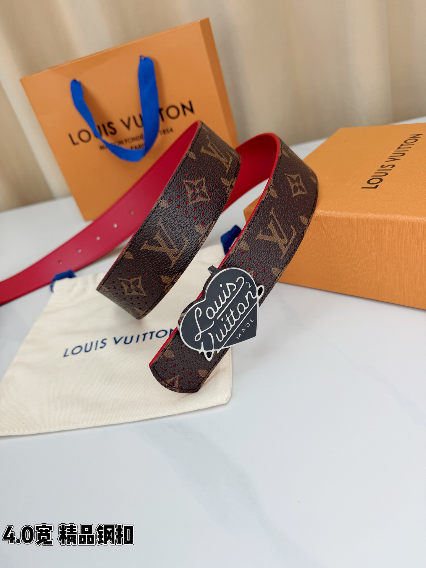 LV 4.0宽精品钢扣 黑爱心扣穿孔老花腰带，Monogram涂层帆布打孔工艺透气别致，爱心造型手写Louis Vuit