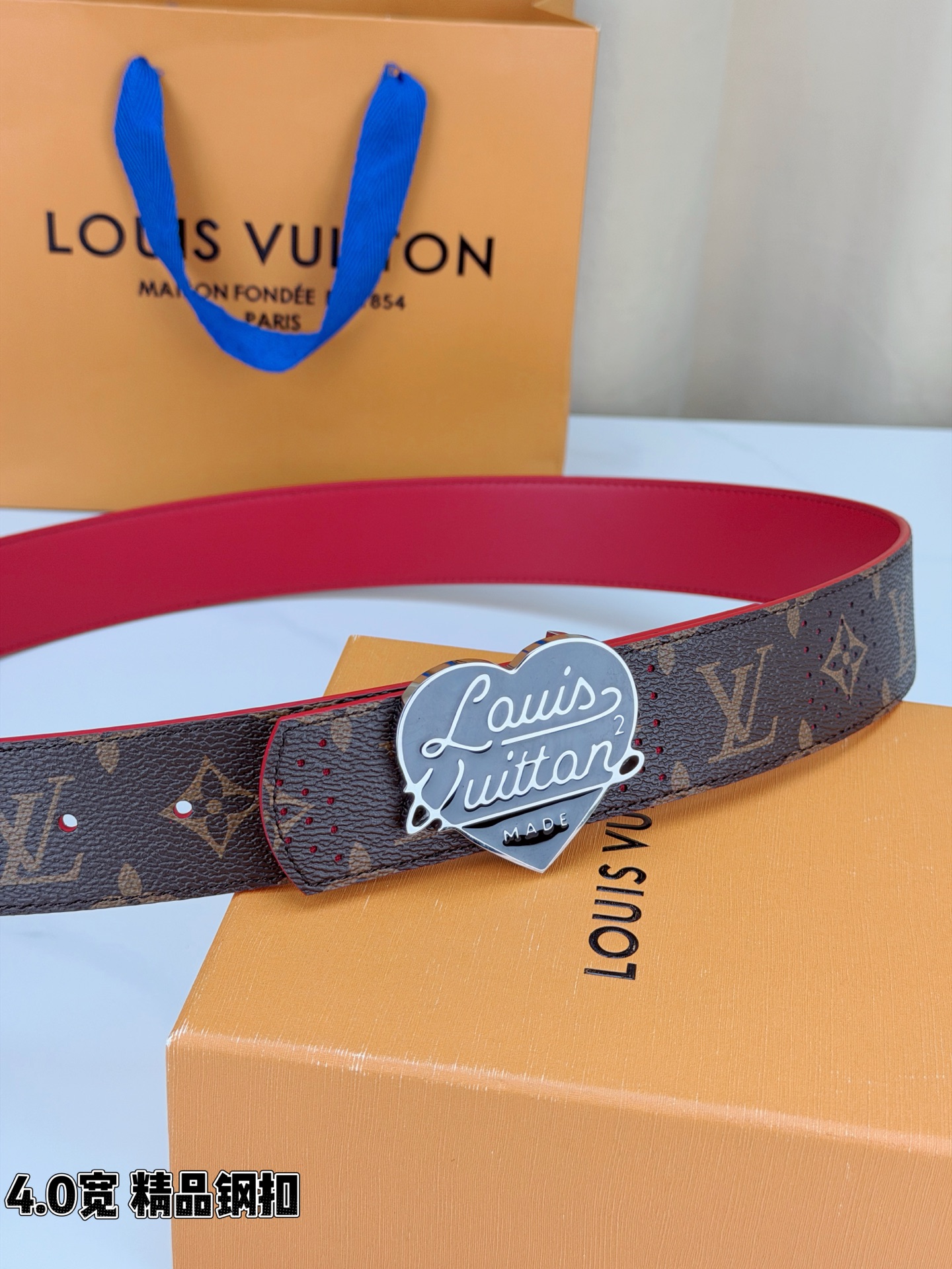 LV 4.0宽精品钢扣 黑爱心扣穿孔老花腰带，Monogram涂层帆布打孔工艺透气别致，爱心造型手写Louis Vuit