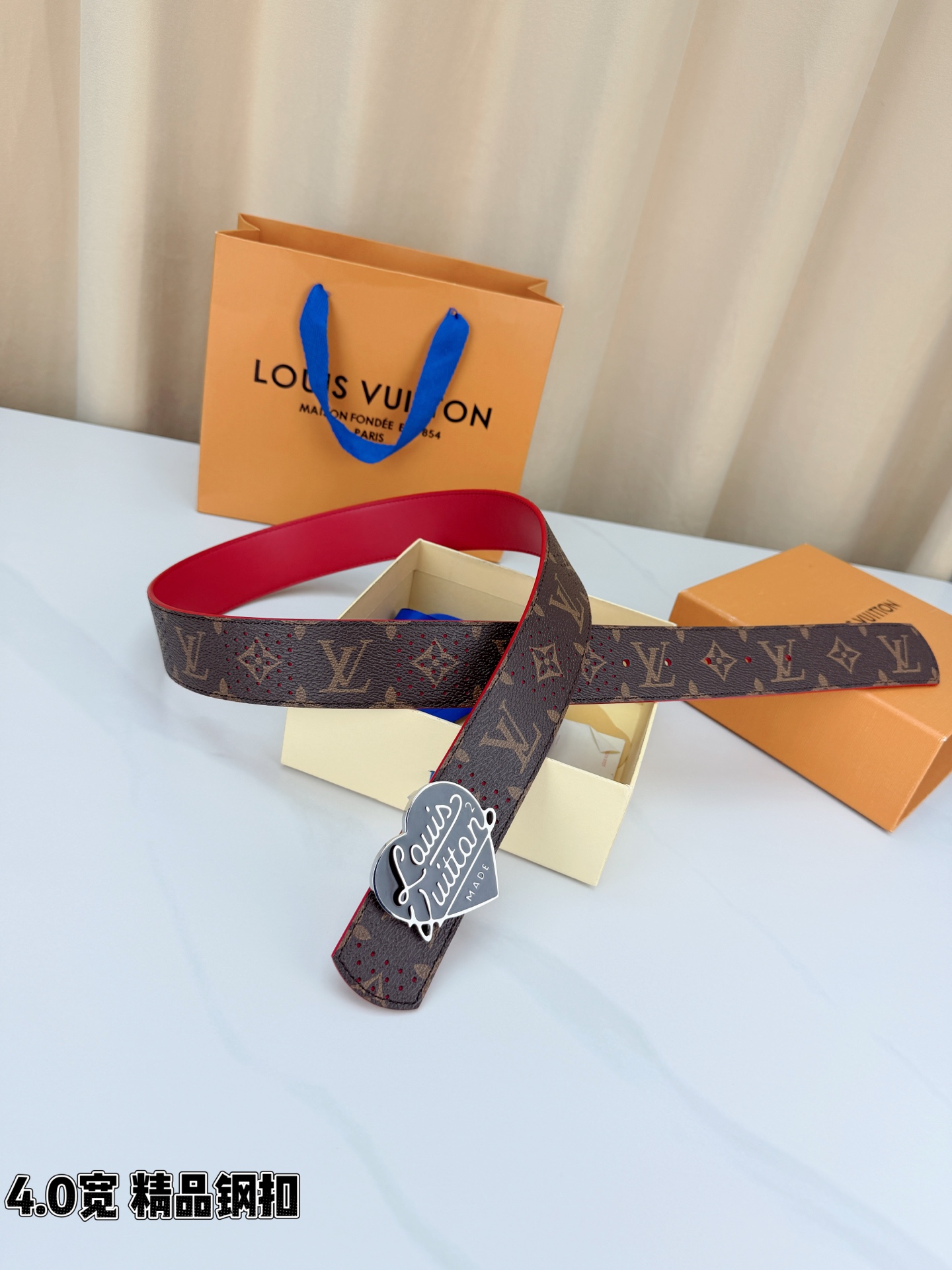 LV 4.0宽精品钢扣 黑爱心扣穿孔老花腰带，Monogram涂层帆布打孔工艺透气别致，爱心造型手写Louis Vuit