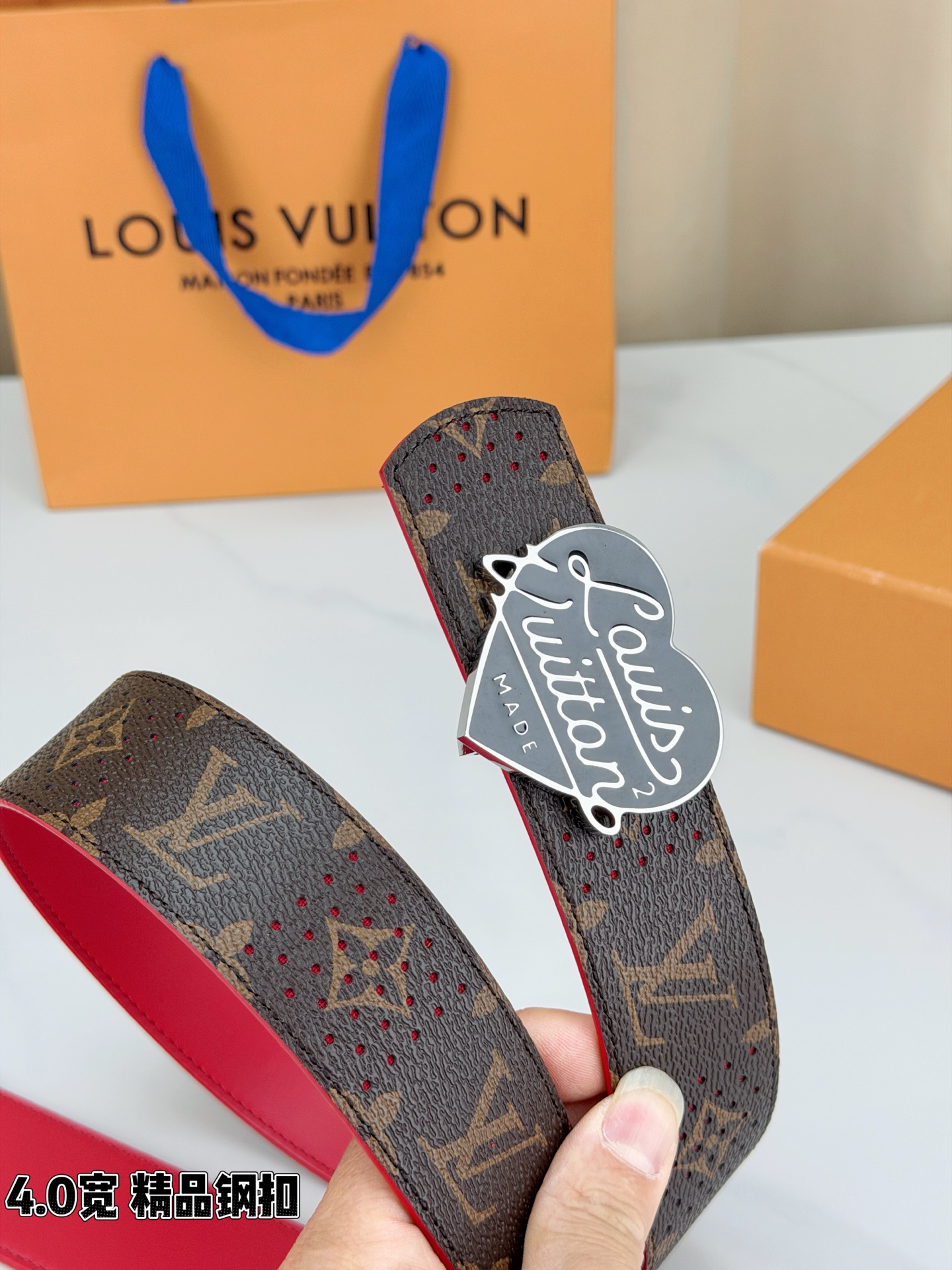 LV 4.0宽精品钢扣 黑爱心扣穿孔老花腰带，Monogram涂层帆布打孔工艺透气别致，爱心造型手写Louis Vuit