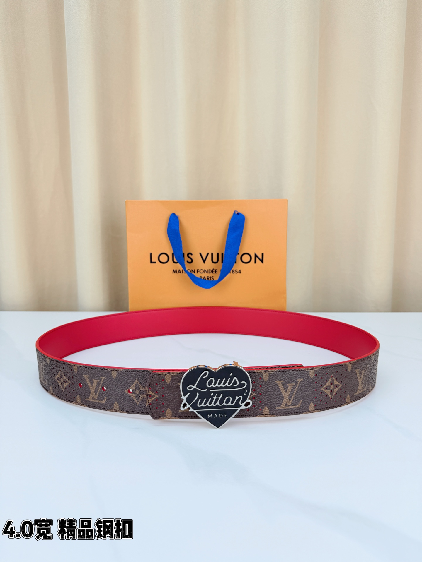 LV 4.0宽精品钢扣 黑爱心扣穿孔老花腰带，Monogram涂层帆布打孔工艺透气别致，爱心造型手写Louis Vuit