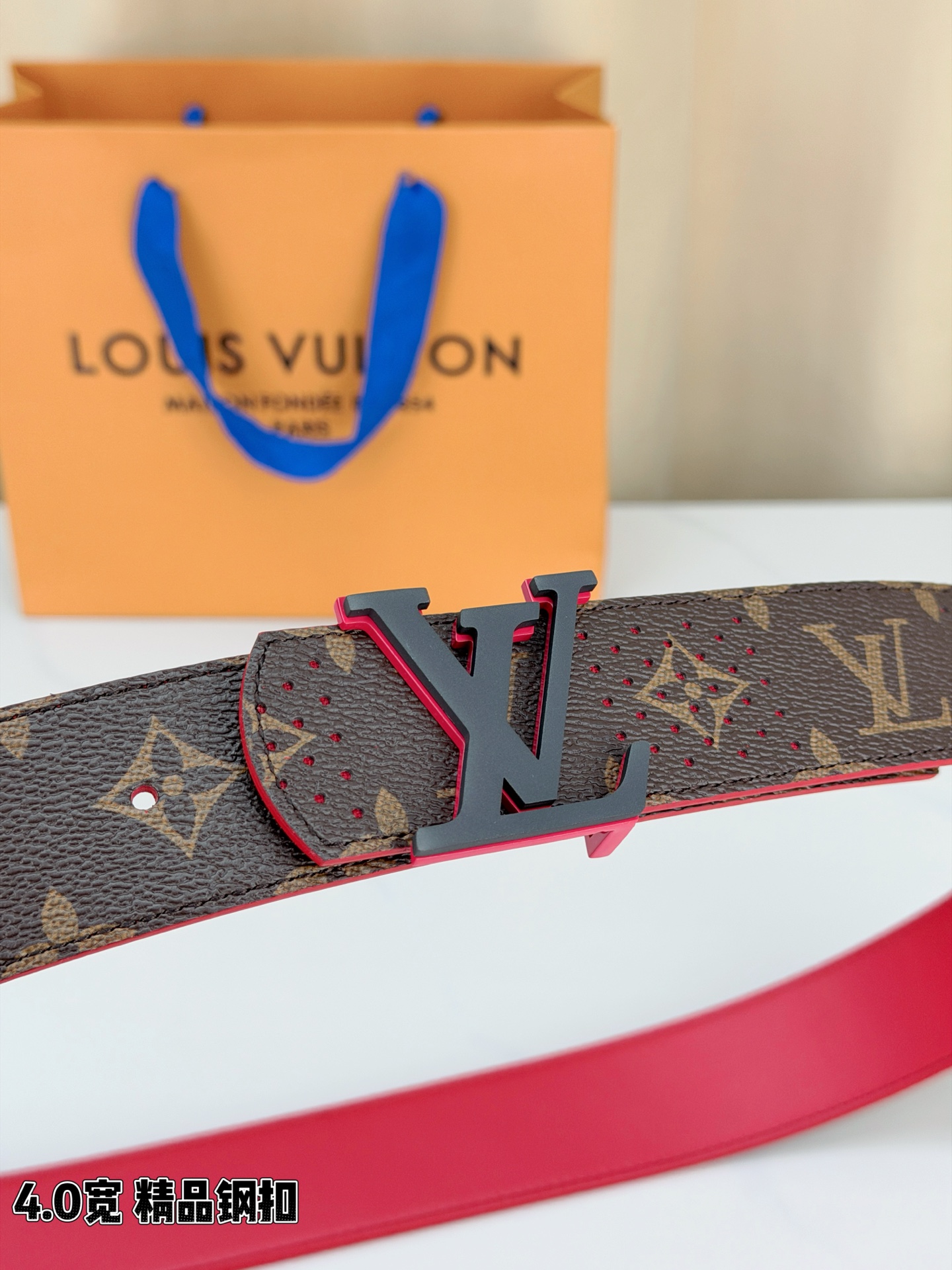 LV 4.0宽精品钢扣 穿孔老花红边LV扣腰带，Monogram涂层帆布打孔工艺透气别致，立体LV字母扣哑黑描红撞色吸睛