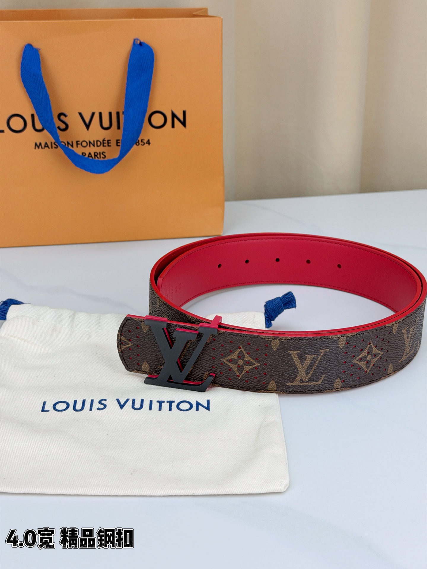 LV 4.0宽精品钢扣 穿孔老花红边LV扣腰带，Monogram涂层帆布打孔工艺透气别致，立体LV字母扣哑黑描红撞色吸睛