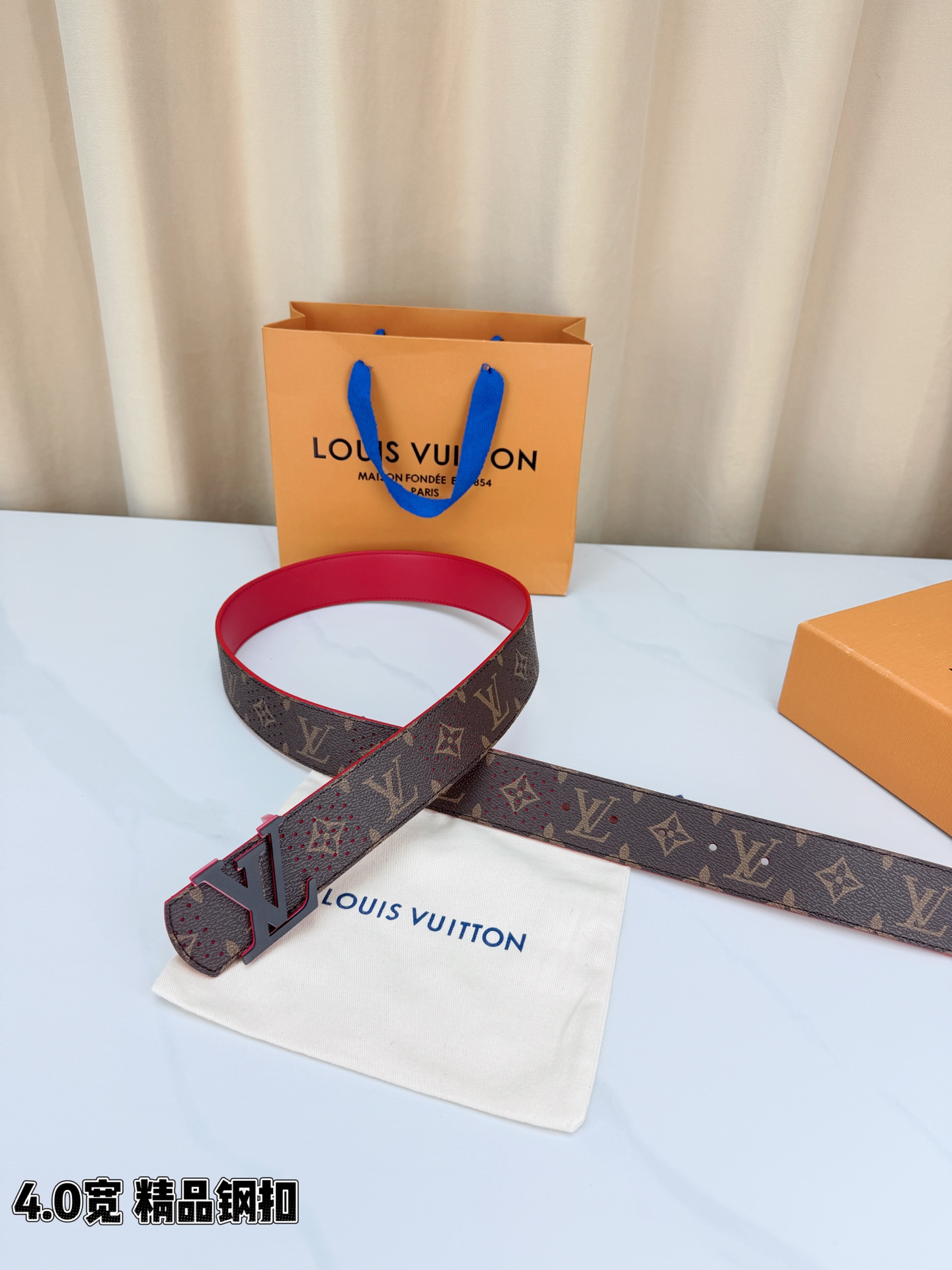 LV 4.0宽精品钢扣 穿孔老花红边LV扣腰带，Monogram涂层帆布打孔工艺透气别致，立体LV字母扣哑黑描红撞色吸睛