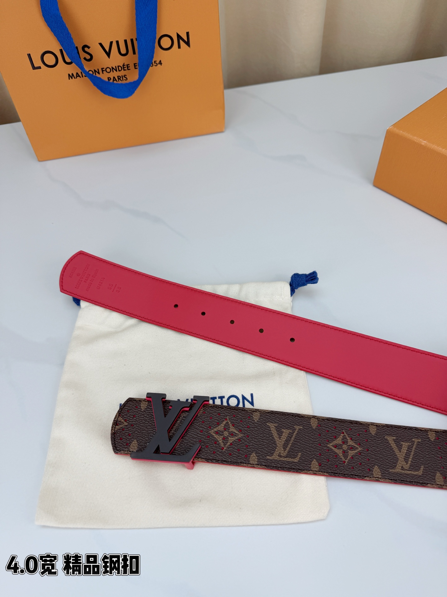 LV 4.0宽精品钢扣 穿孔老花红边LV扣腰带，Monogram涂层帆布打孔工艺透气别致，立体LV字母扣哑黑描红撞色吸睛