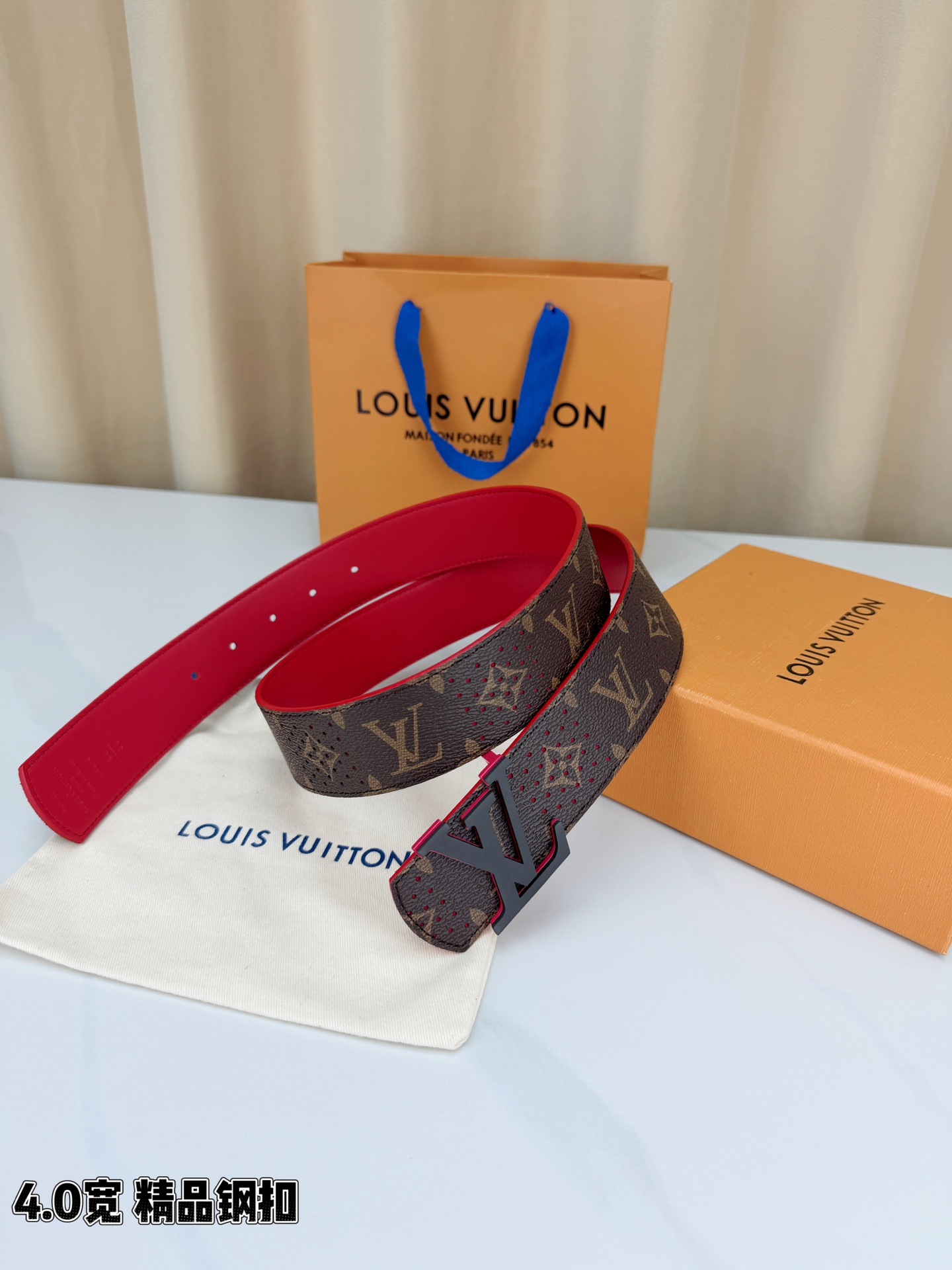 LV 4.0宽精品钢扣 穿孔老花红边LV扣腰带，Monogram涂层帆布打孔工艺透气别致，立体LV字母扣哑黑描红撞色吸睛