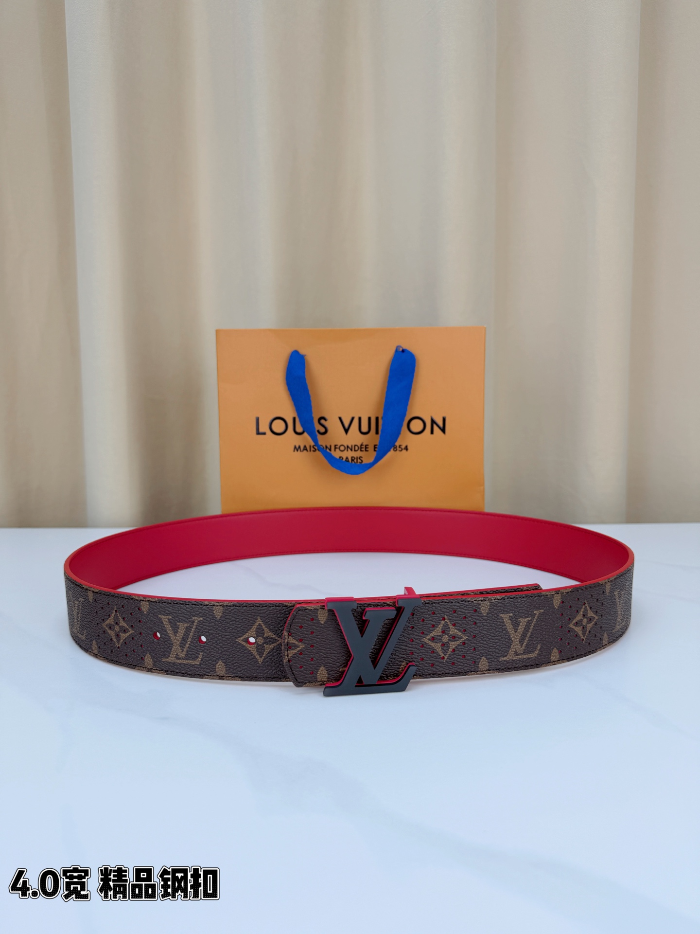 LV 4.0宽精品钢扣 穿孔老花红边LV扣腰带，Monogram涂层帆布打孔工艺透气别致，立体LV字母扣哑黑描红撞色吸睛
