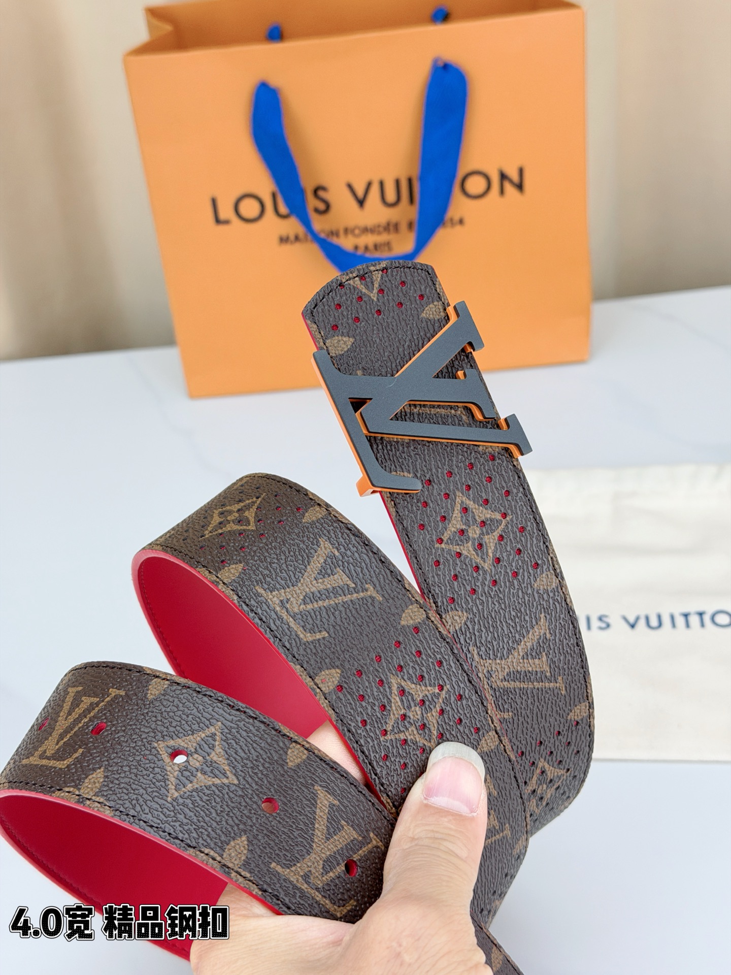 LV 4.0宽精品钢扣 穿孔老花橙边LV扣腰带，Monogram涂层帆布打孔工艺透气别致，立体LV字母扣哑黑描橙撞色吸睛