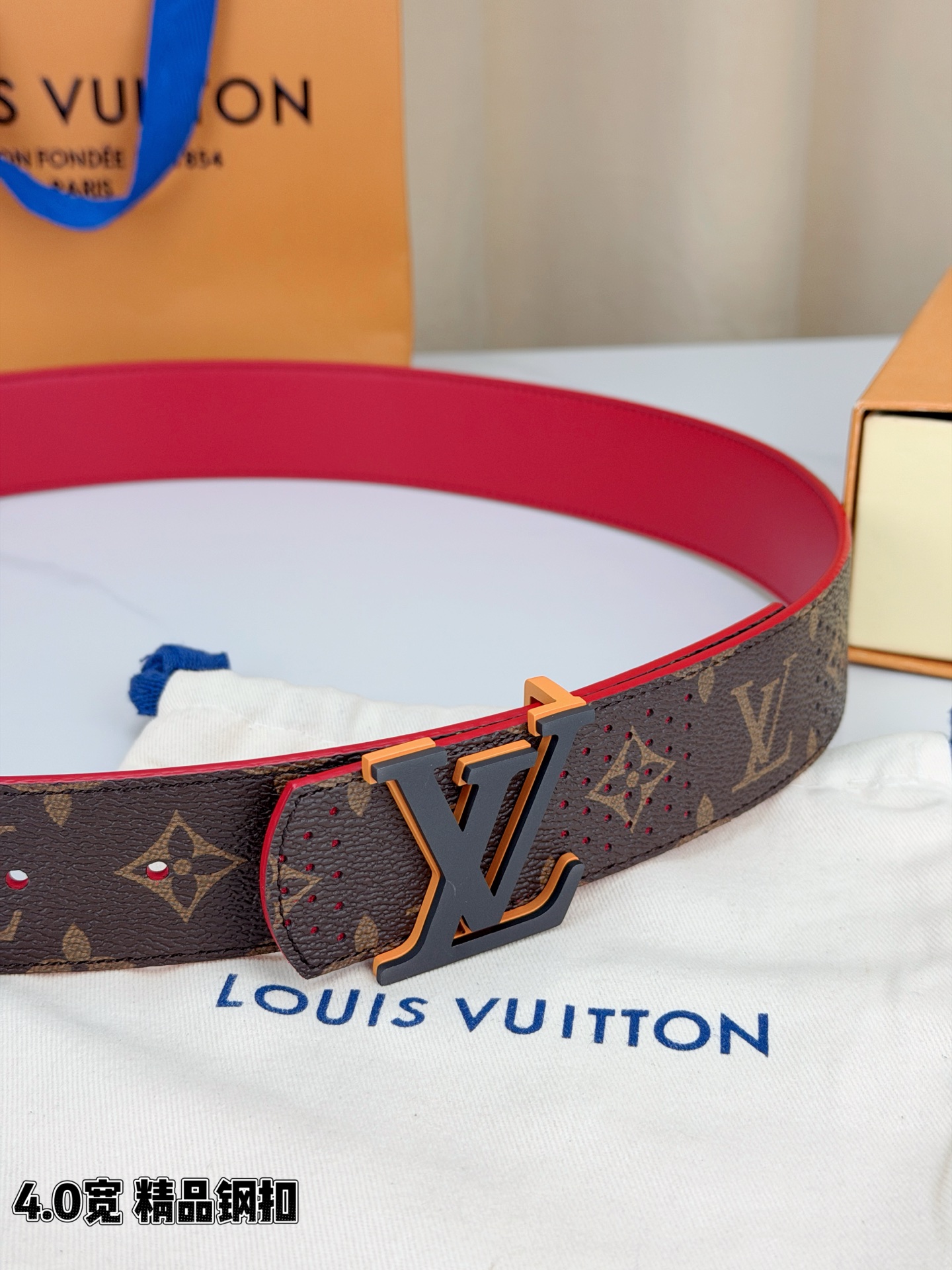 LV 4.0宽精品钢扣 穿孔老花橙边LV扣腰带，Monogram涂层帆布打孔工艺透气别致，立体LV字母扣哑黑描橙撞色吸睛
