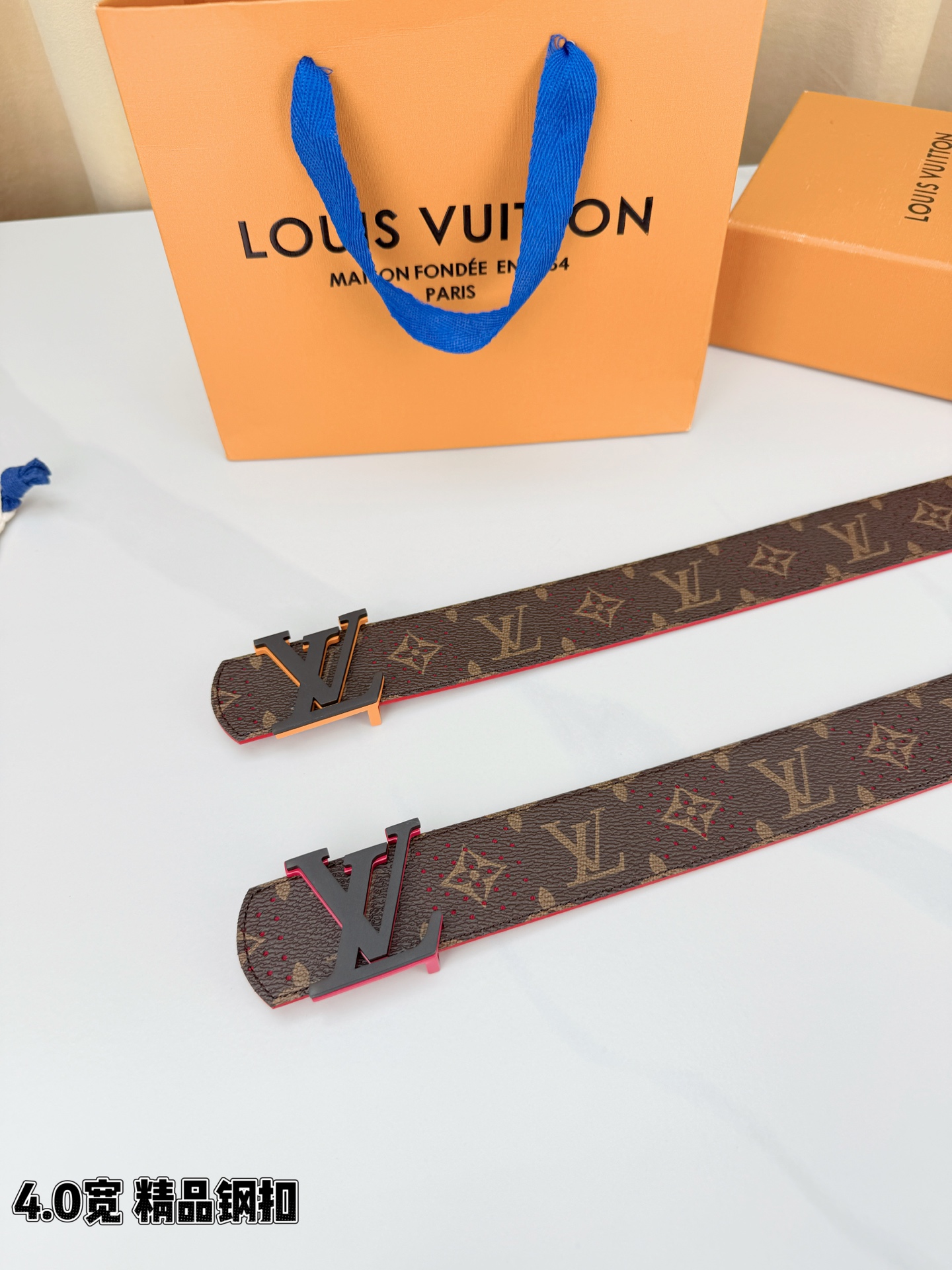 LV 4.0宽精品钢扣 穿孔老花橙边LV扣腰带，Monogram涂层帆布打孔工艺透气别致，立体LV字母扣哑黑描橙撞色吸睛