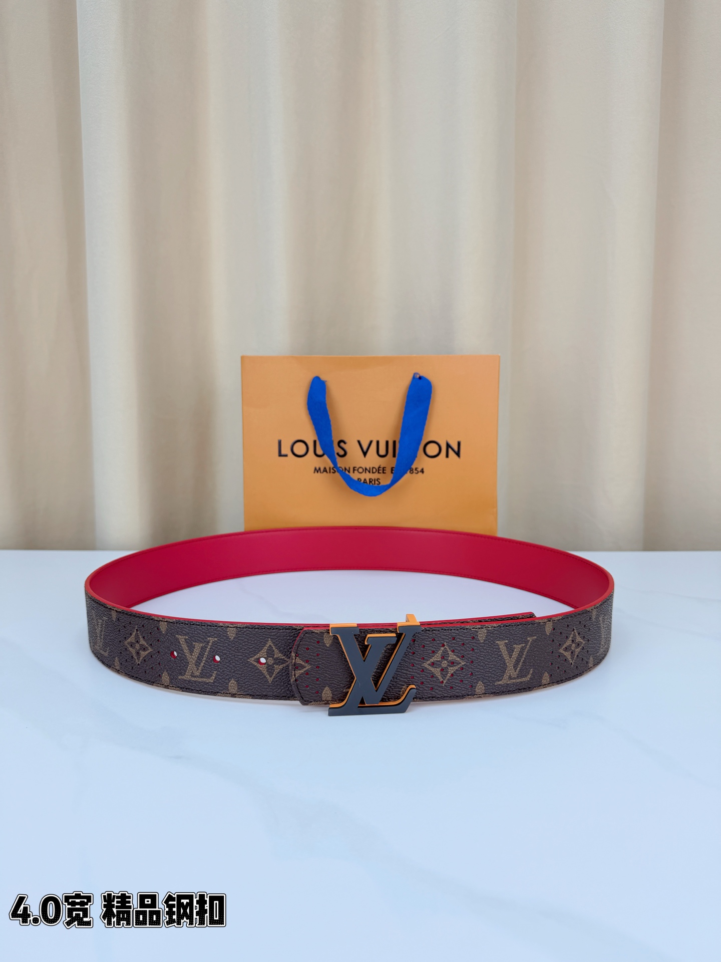 LV 4.0宽精品钢扣 穿孔老花橙边LV扣腰带，Monogram涂层帆布打孔工艺透气别致，立体LV字母扣哑黑描橙撞色吸睛