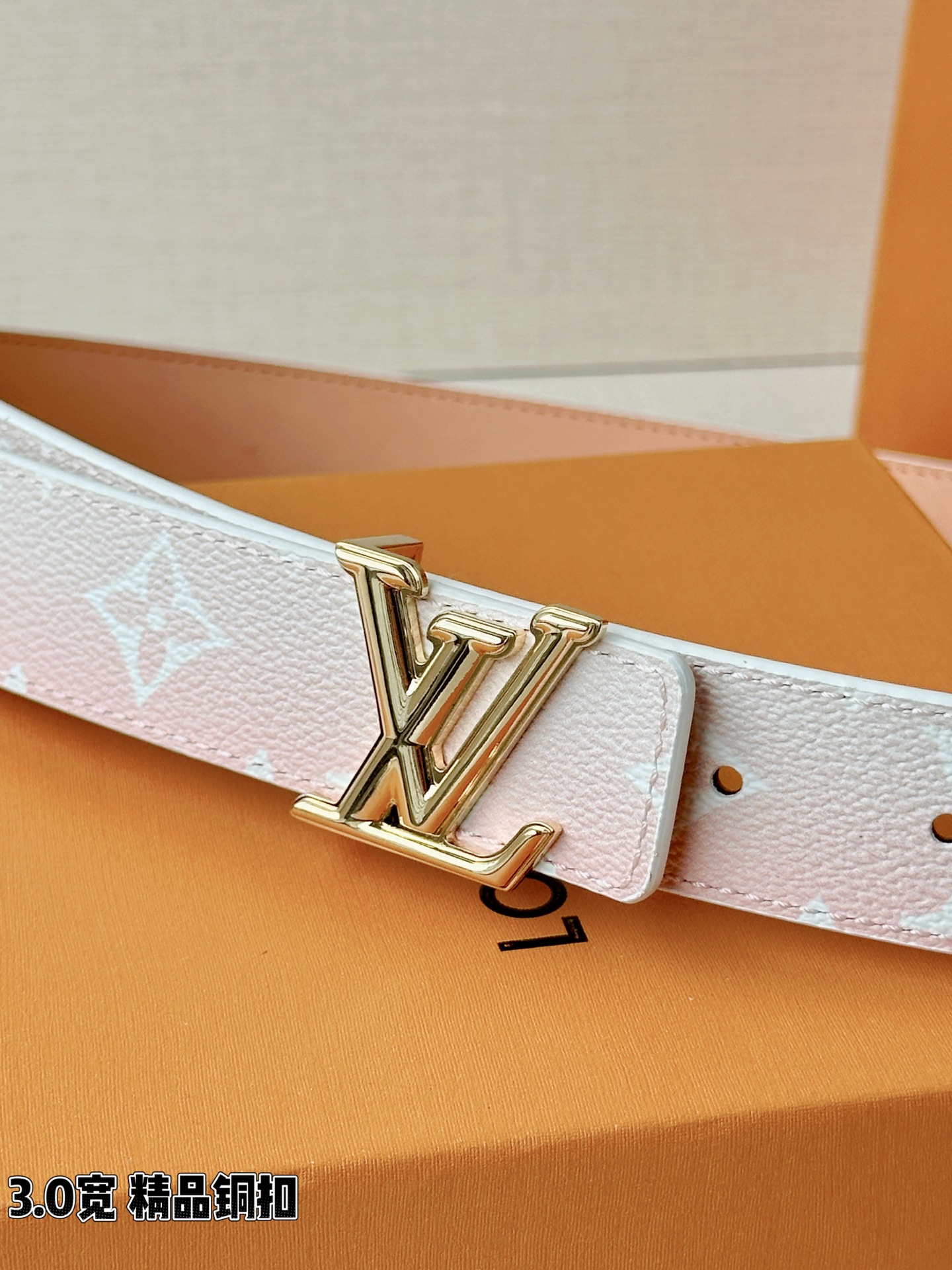 LV 3.0宽精品铜扣 粉白渐变老花腰带，Monogram涂层帆布渐变印花温柔浪漫，立体LV字母扣金/银两色可选，反面裸