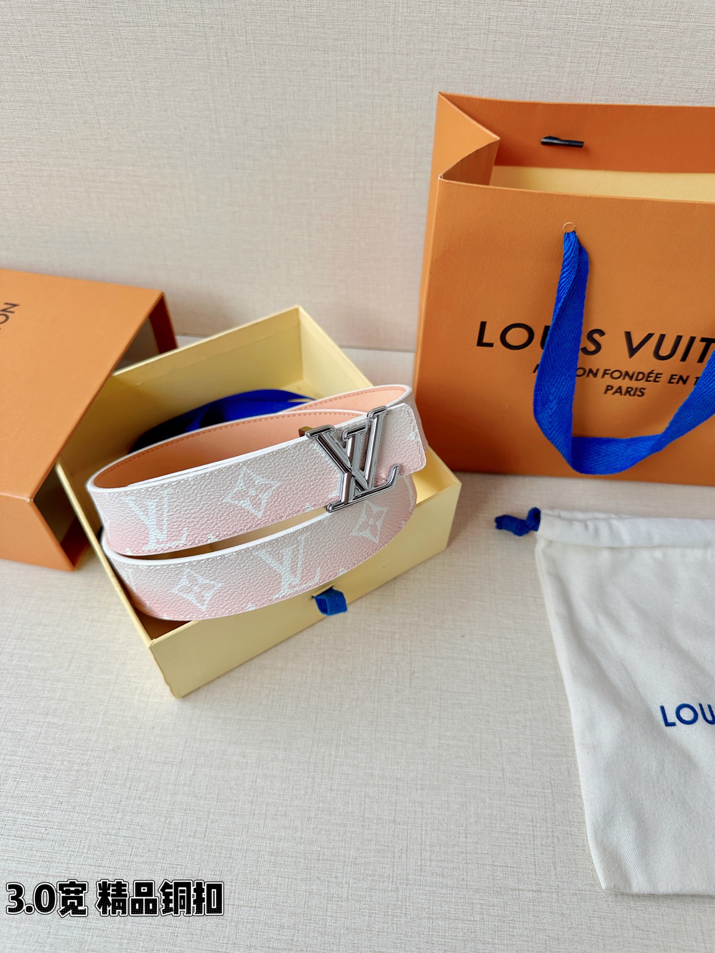 LV 3.0宽精品铜扣 粉白渐变老花腰带，Monogram涂层帆布渐变印花温柔浪漫，立体LV字母扣金/银两色可选，反面裸
