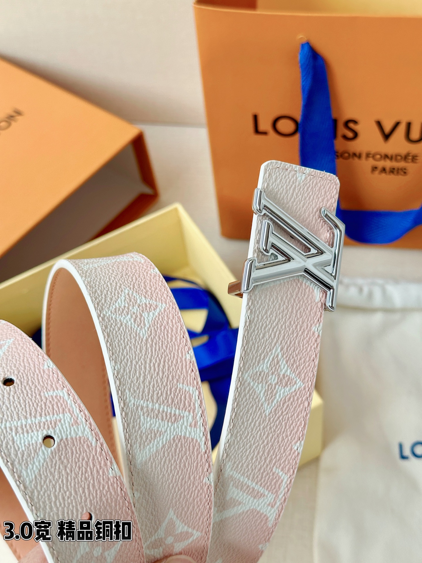 LV 3.0宽精品铜扣 粉白渐变老花腰带，Monogram涂层帆布渐变印花温柔浪漫，立体LV字母扣金/银两色可选，反面裸