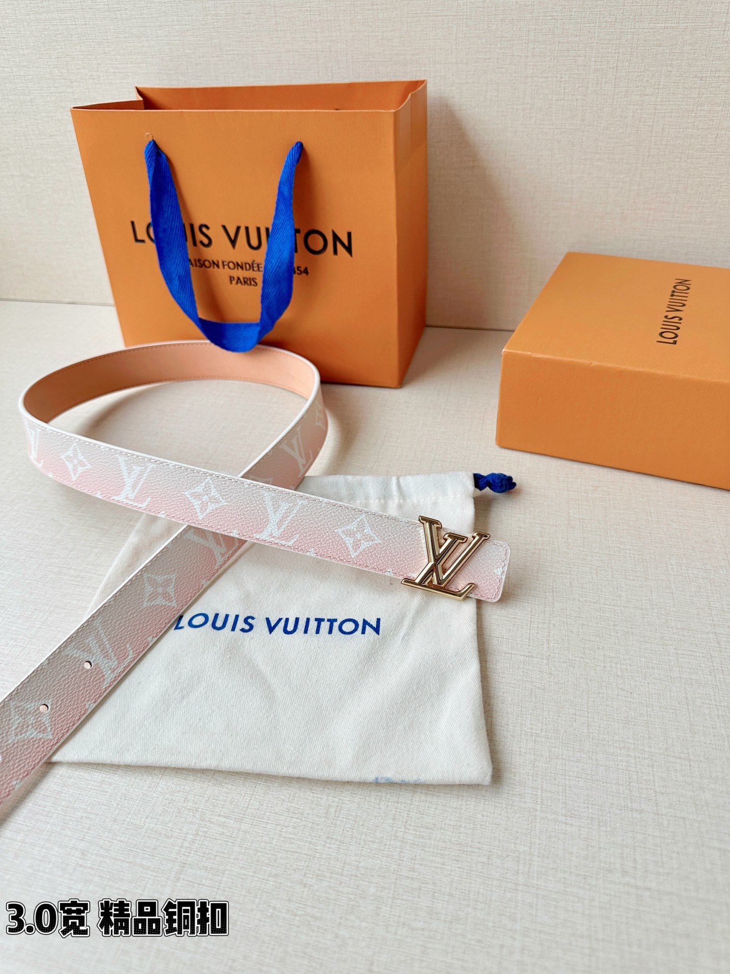 LV 3.0宽精品铜扣 粉白渐变老花腰带，Monogram涂层帆布渐变印花温柔浪漫，立体LV字母扣金/银两色可选，反面裸