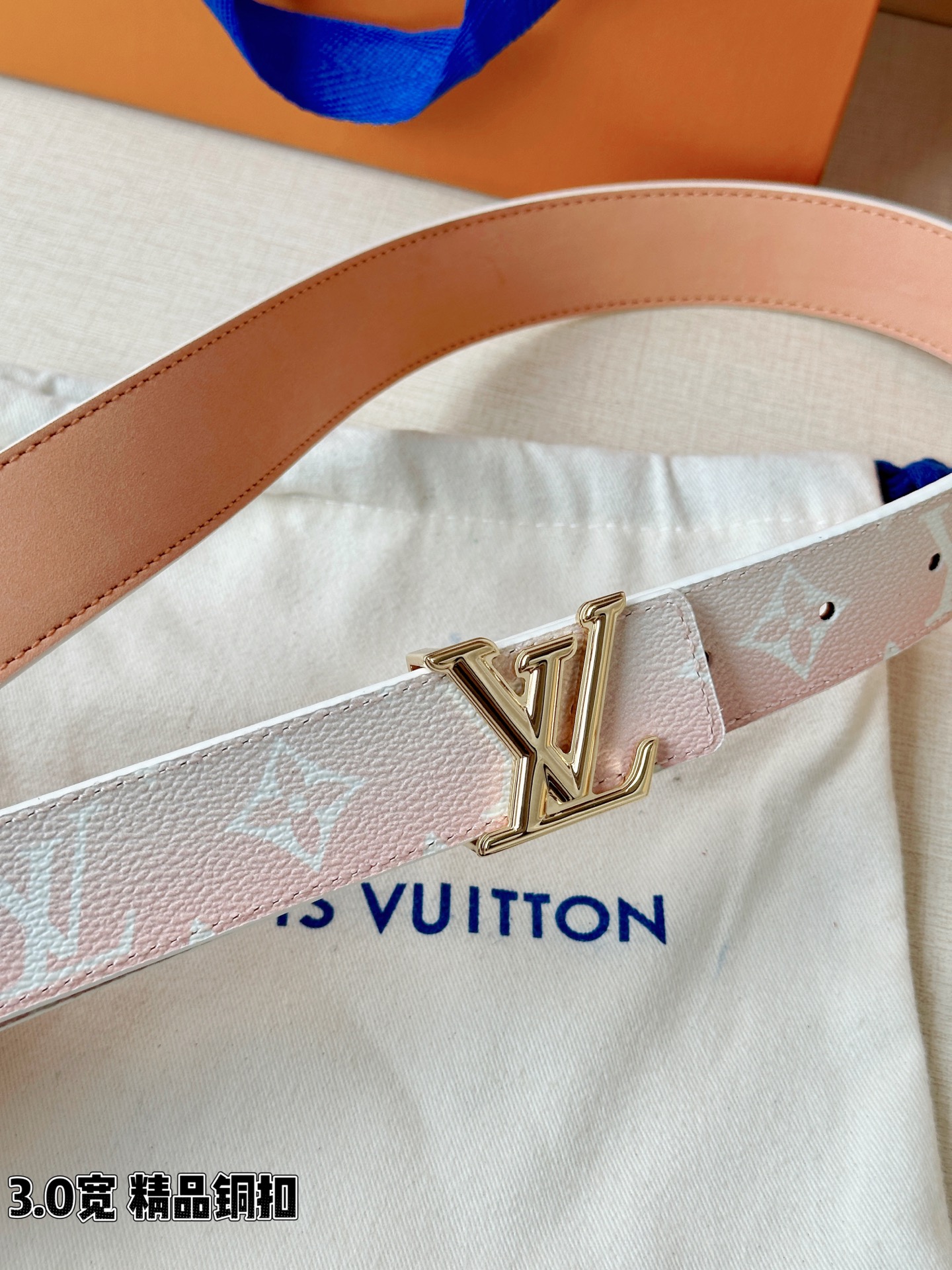 LV 3.0宽精品铜扣 粉白渐变老花腰带，Monogram涂层帆布渐变印花温柔浪漫，立体LV字母扣金/银两色可选，反面裸