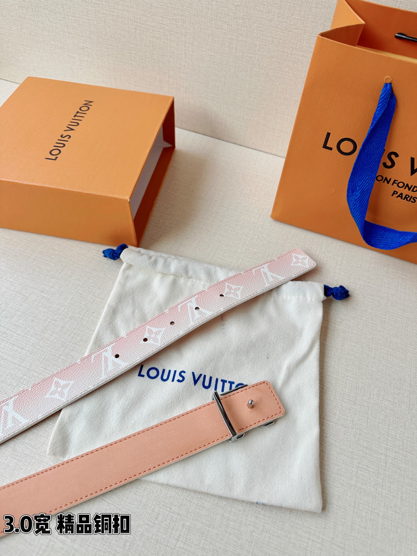 LV 3.0宽精品铜扣 粉白渐变老花腰带，Monogram涂层帆布渐变印花温柔浪漫，立体LV字母扣金/银两色可选，反面裸