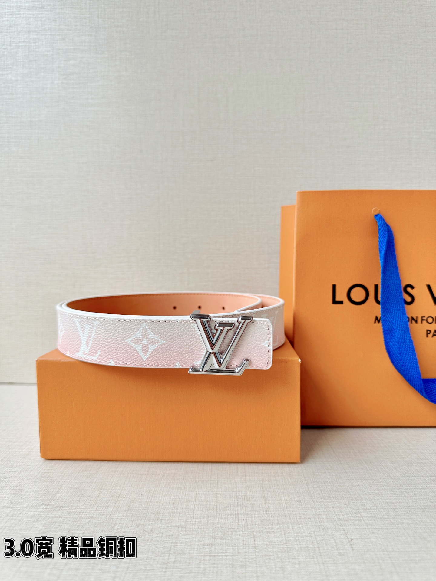 LV 3.0宽精品铜扣 粉白渐变老花腰带，Monogram涂层帆布渐变印花温柔浪漫，立体LV字母扣金/银两色可选，反面裸