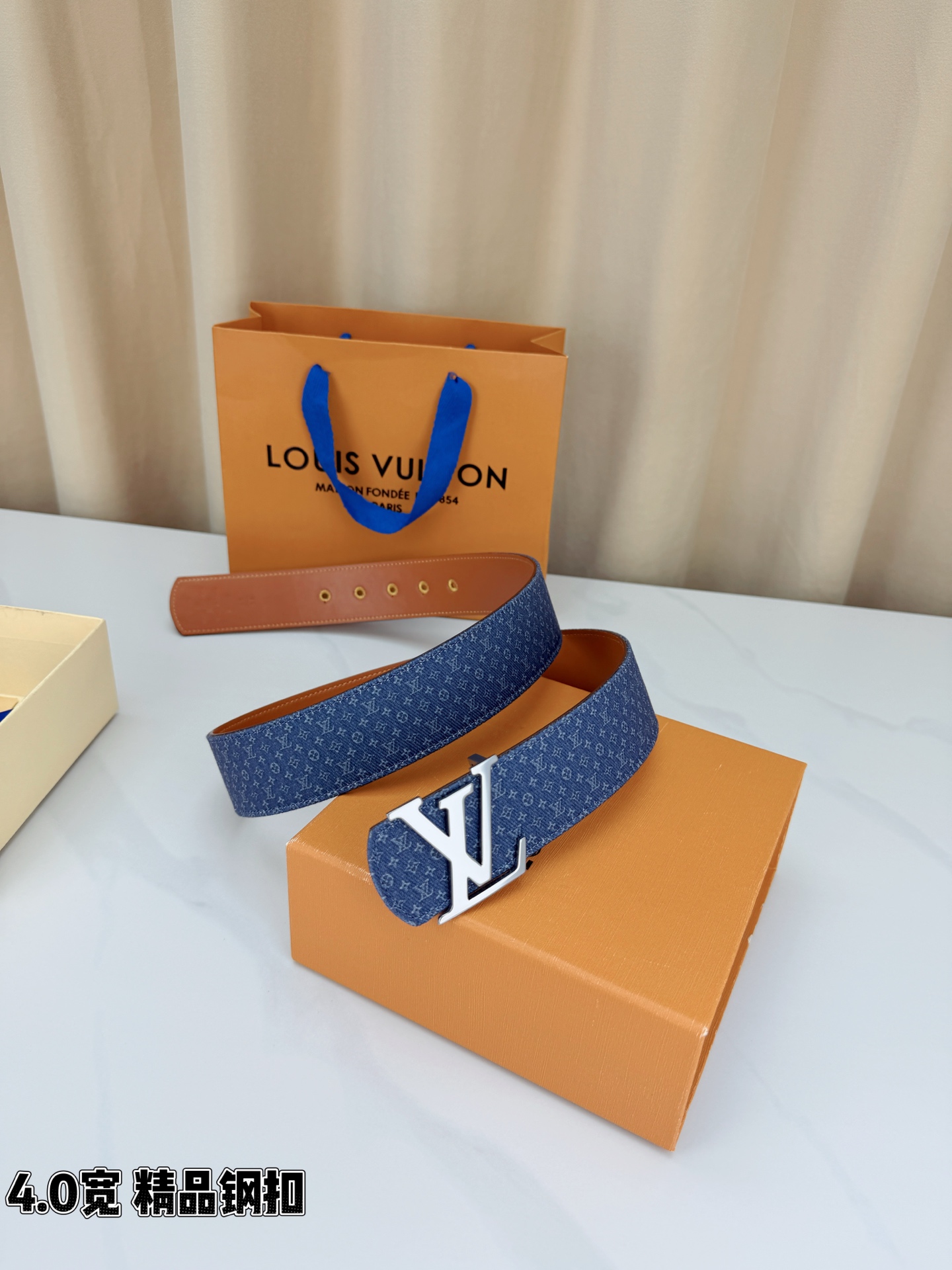 LV 4.0宽精品钢扣 蓝丹宁老花双面腰带，Monogram牛仔提花复古有型，立体LV字母扣古金/古银两色可选，反面焦糖