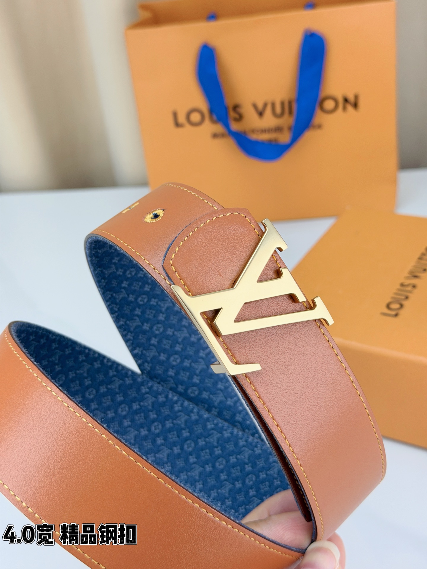 LV 4.0宽精品钢扣 蓝丹宁老花双面腰带，Monogram牛仔提花复古有型，立体LV字母扣古金/古银两色可选，反面焦糖