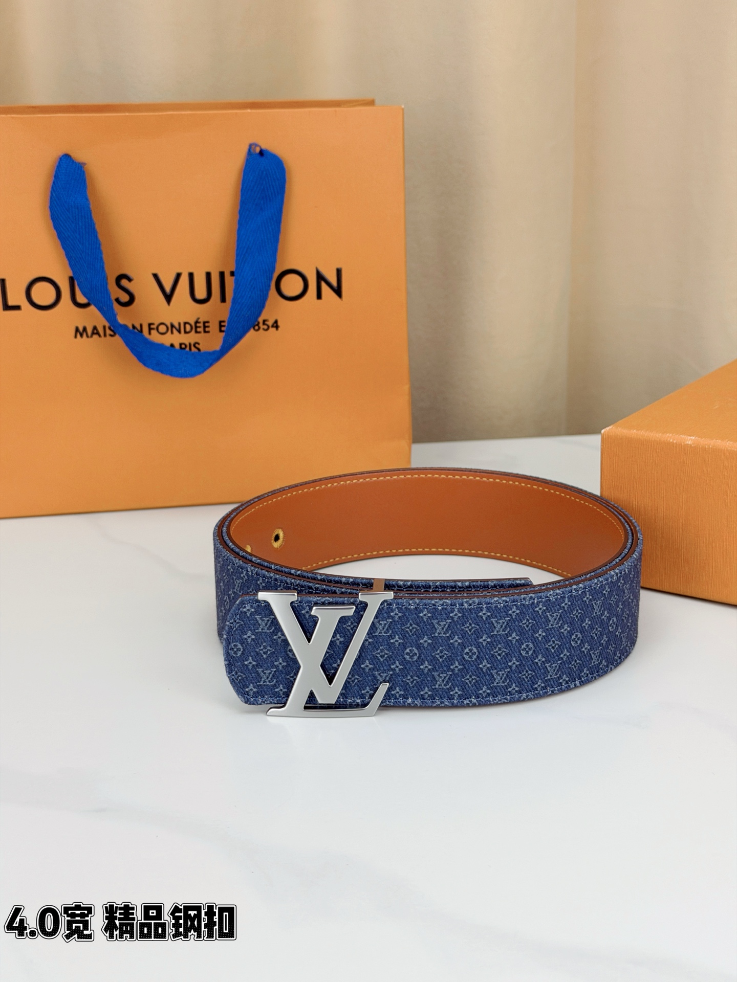 LV 4.0宽精品钢扣 蓝丹宁老花双面腰带，Monogram牛仔提花复古有型，立体LV字母扣古金/古银两色可选，反面焦糖