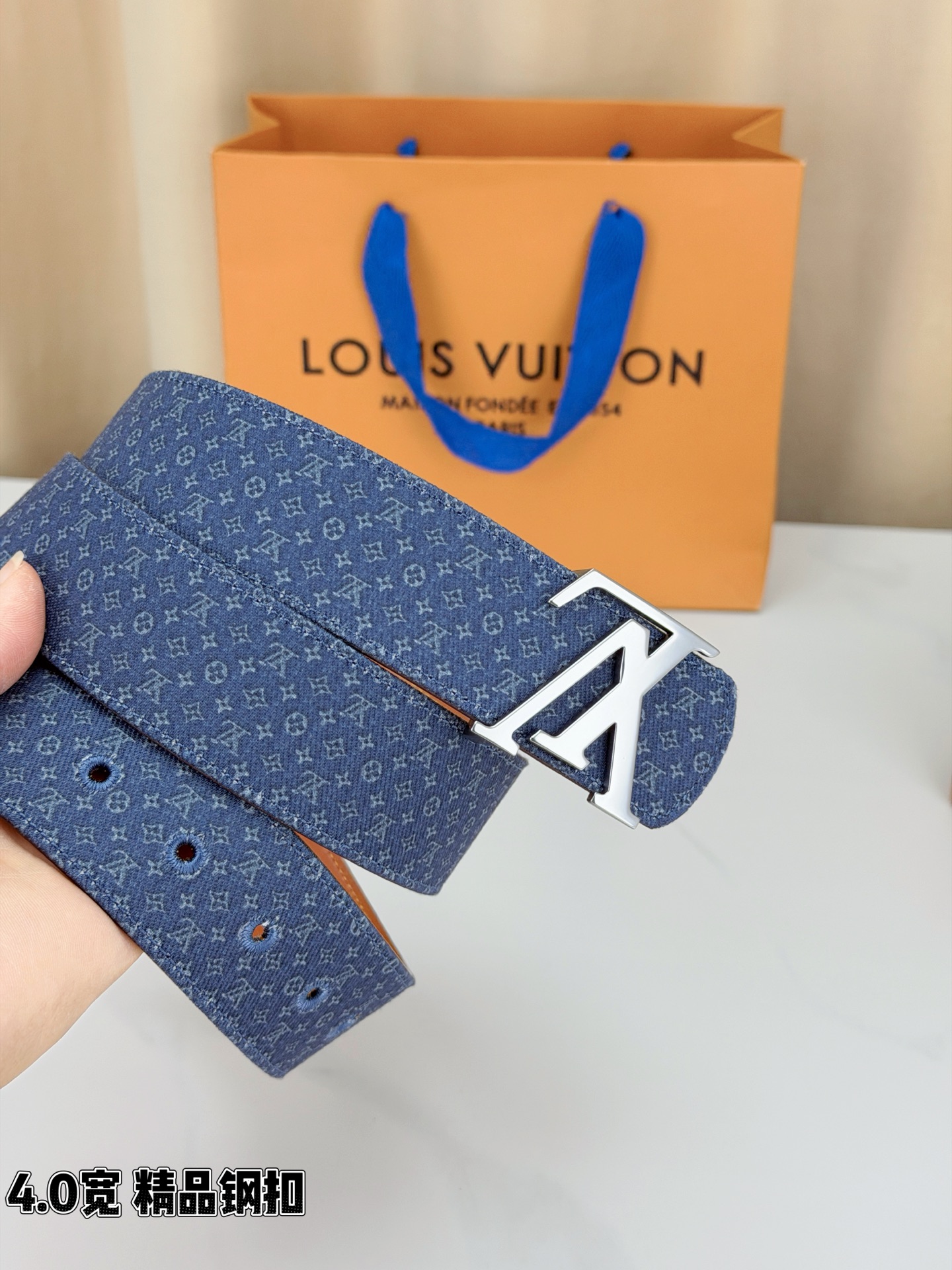 LV 4.0宽精品钢扣 蓝丹宁老花双面腰带，Monogram牛仔提花复古有型，立体LV字母扣古金/古银两色可选，反面焦糖